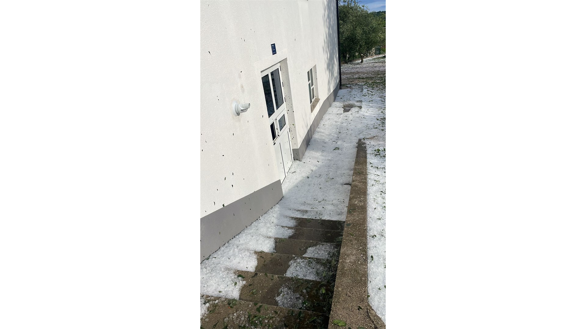 I ovo su posljedice nevremena u općini Grude: Fasada kao da su je geleri prošarali...