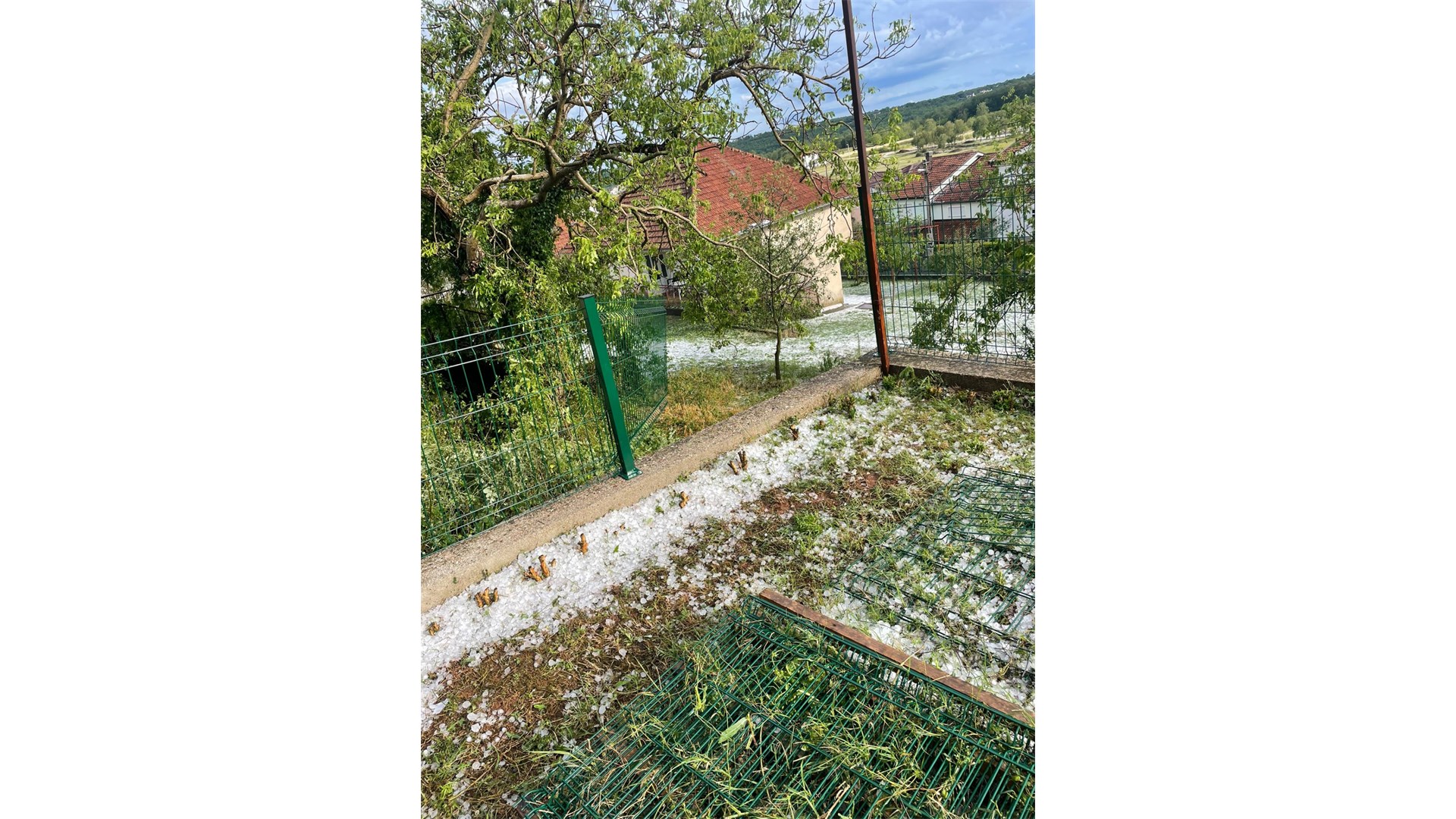 I ovo su posljedice nevremena u općini Grude: Fasada kao da su je geleri prošarali...