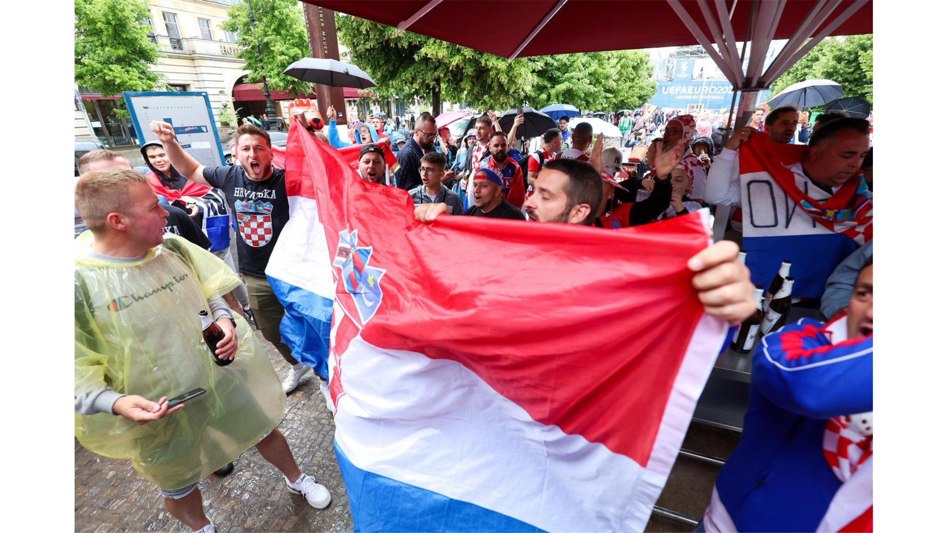 Spektakl na startu Eura! Prepoznatljive kockice preplavile su Berlin