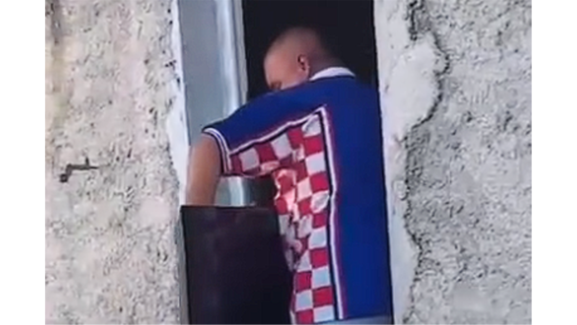 Navijači se iskaljivali na televizorima! Jedan ga bacio u dvorište, drugi ga iznio iz kafića i bacio u grmlje