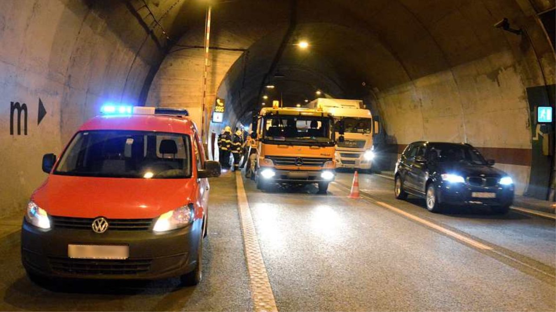 Kaos u tunelu Sveti Ilija prema Makarskoj! Gorio automobil bh. registracija