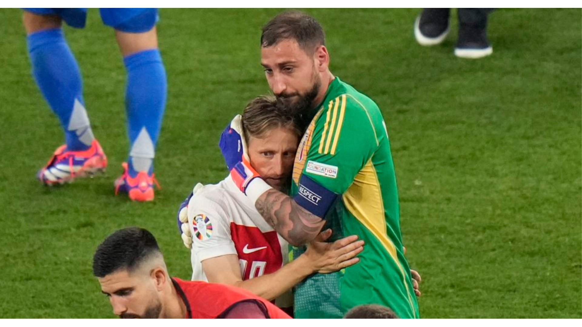 Slika koja lomi srca! Kapetan Italije zagrlio kapetana Hrvatske i zaplakao za njim!