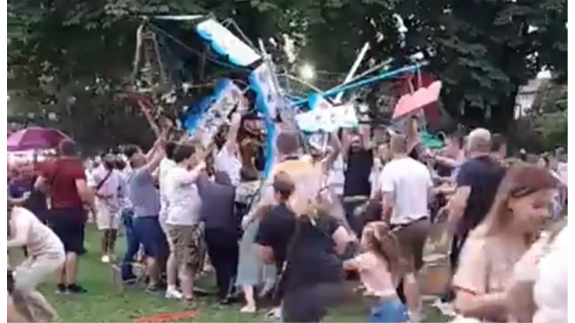Ovo je trenutak kad su roditelji izvlačili djecu ispod ringišpila koji je pao