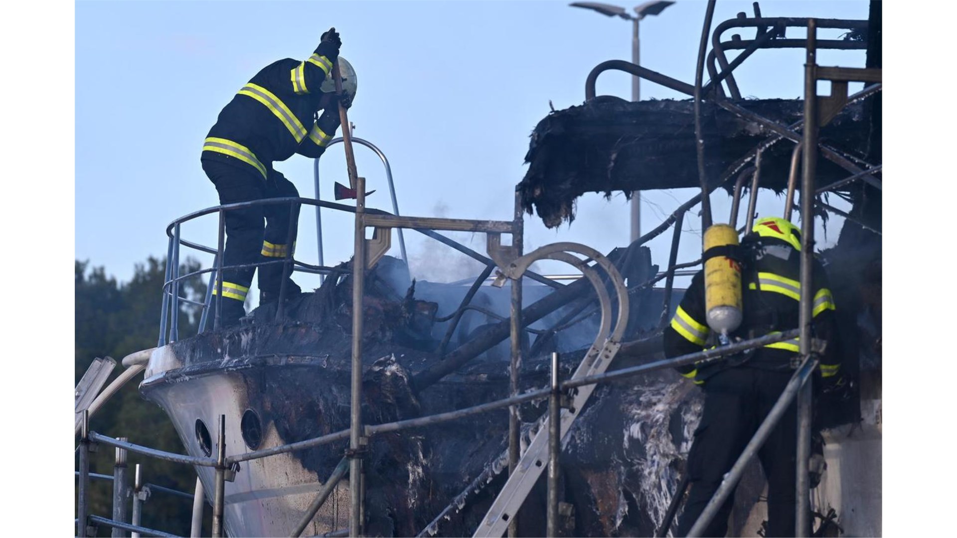 U Makarskoj buknuo požar na jahti, gorio i brod