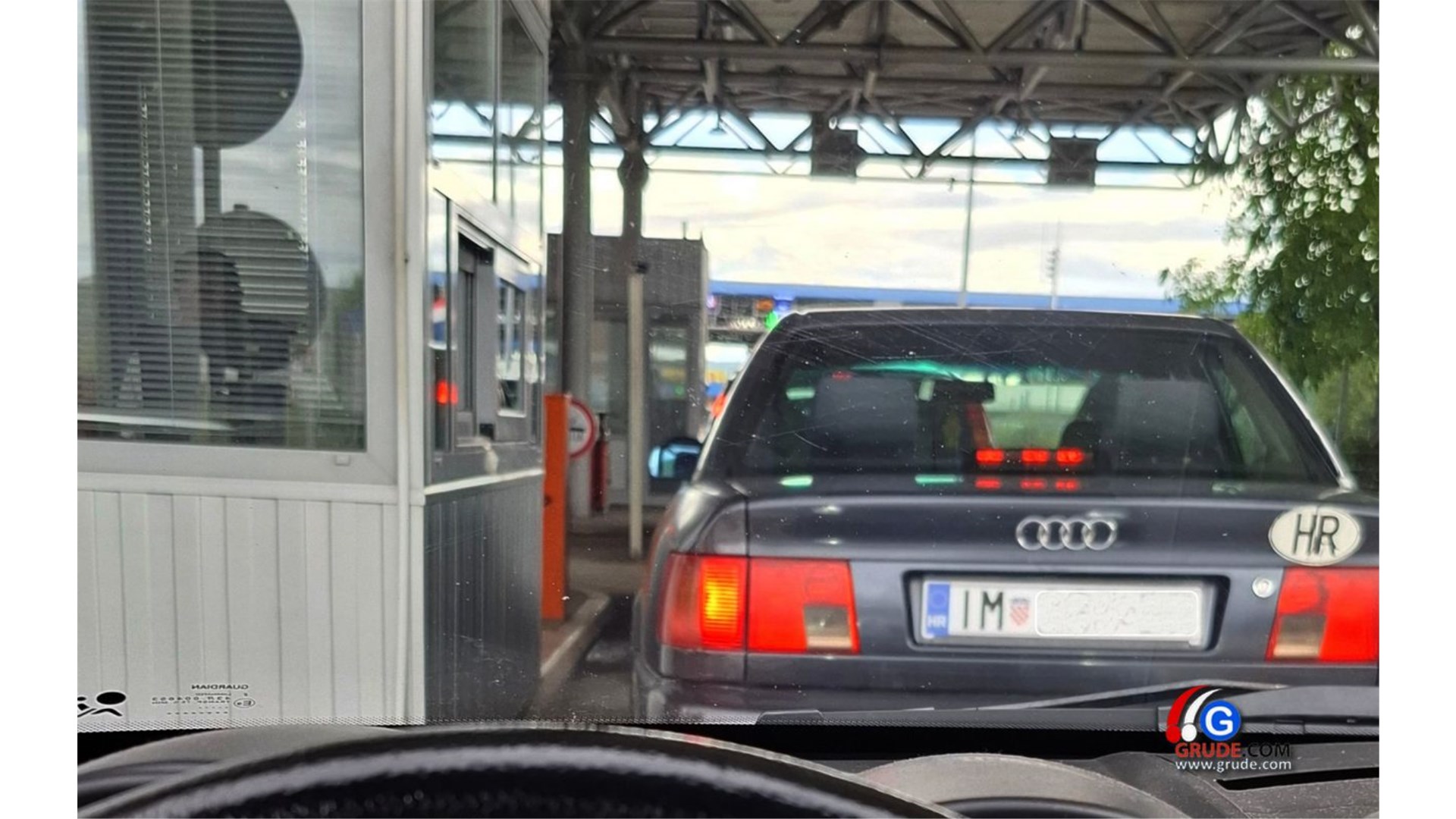 SVI SU NERVOZNI Kilometarske kolone na granici kod Imotskog prema moru i Hercegovini