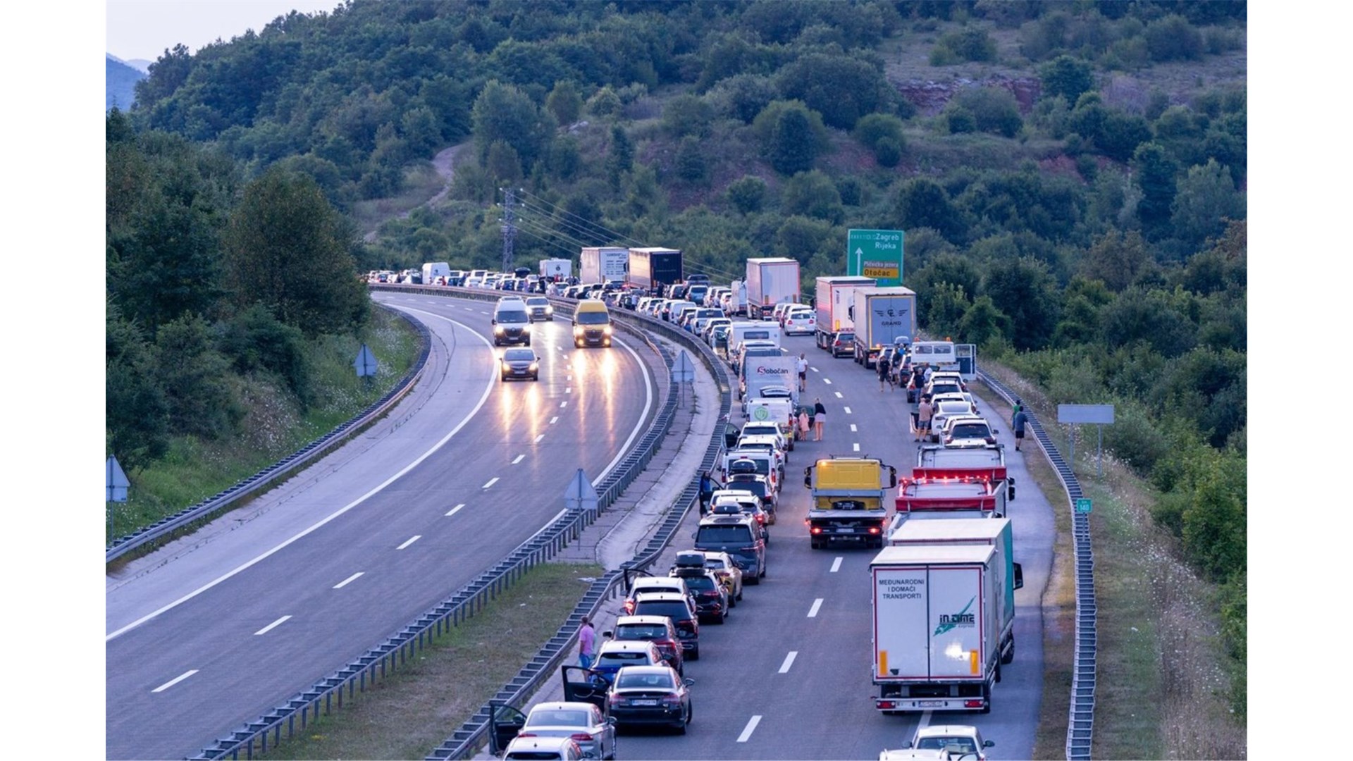 Teška prometna na A1. Helikopter prevozio ozlijeđene, zatvoren promet prema Zagrebu