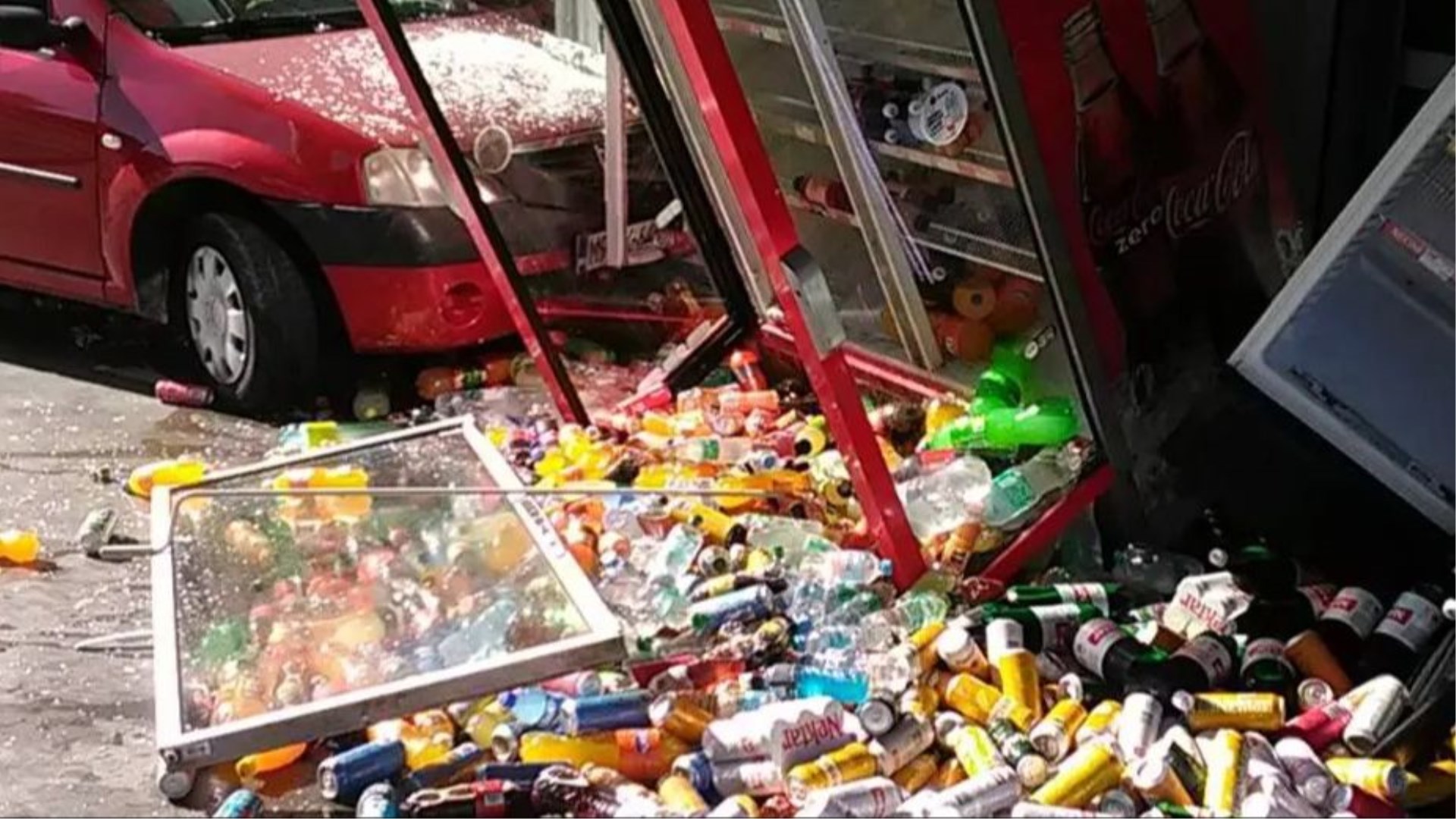 Autom uletio u frižidere na benzinskoj, najviše stradalo pivo