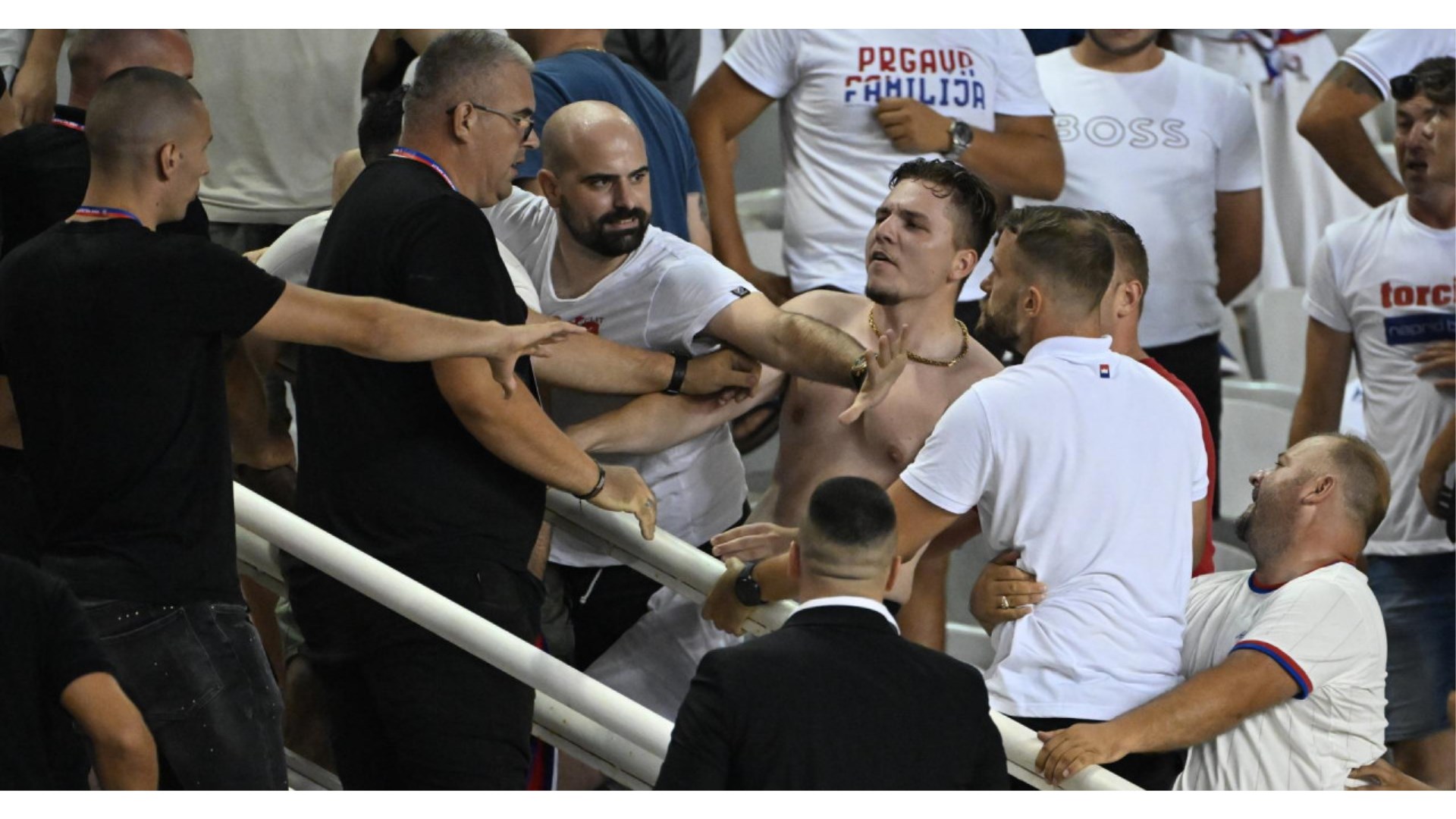 Kaos na Poljudu: Navijači se pokušali probiti u svečanu ložu, predmetima zasuli predsjednika Hajduka!