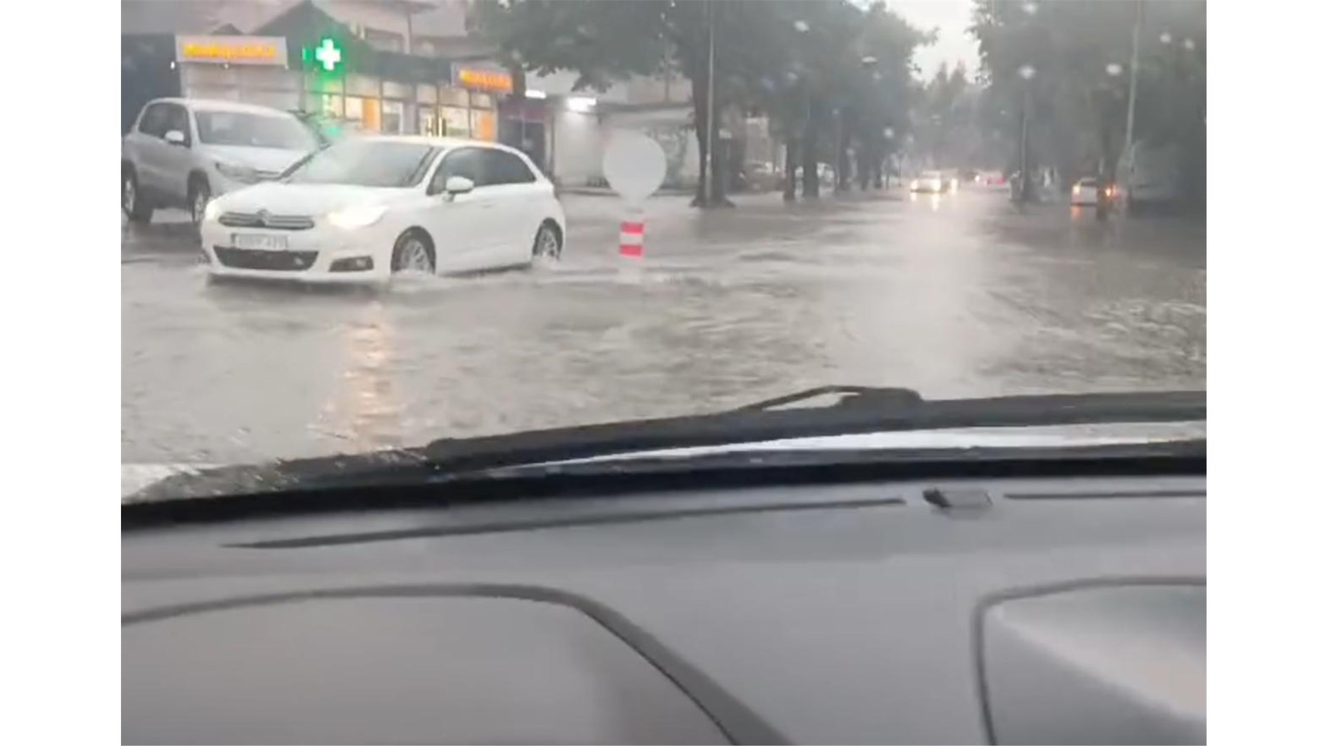 Nevrijeme u Banja Luci: Ulice pod vodom, nastao prometni kaos VIDEO