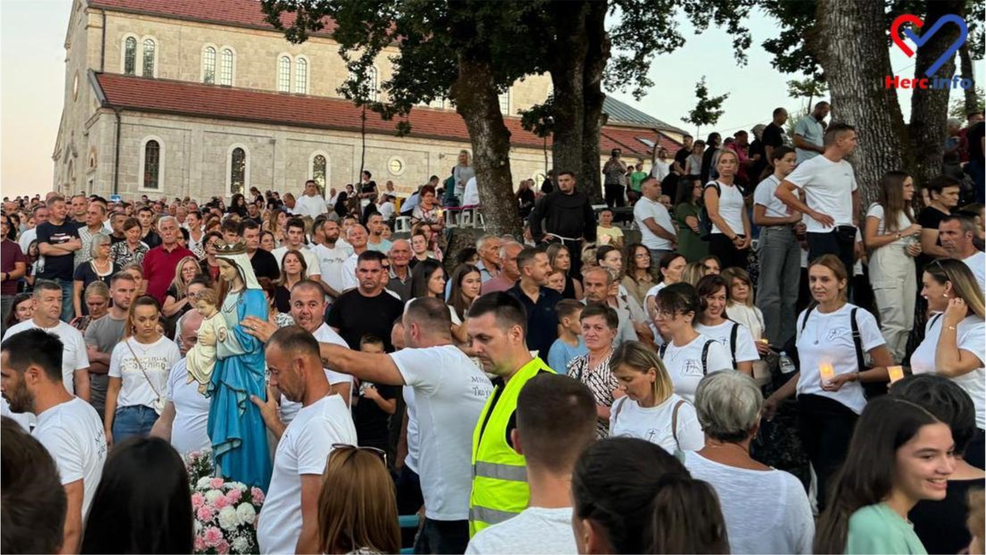 FOTO: Fra Ivo Pavić na tri dana učinio Drinovce vjerskim središtem, uspio je ono što mnogi ne znaju ili ne žele napraviti