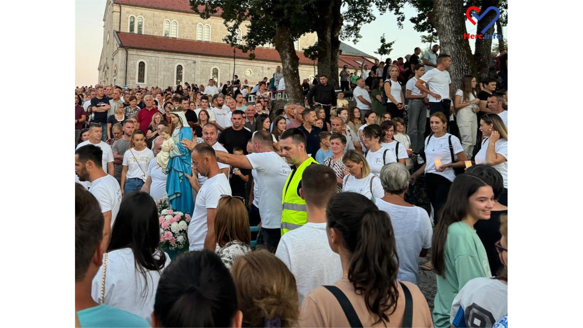 FOTO: Fra Ivo Pavić na tri dana učinio Drinovce vjerskim središtem, uspio je ono što mnogi ne znaju ili ne žele napraviti