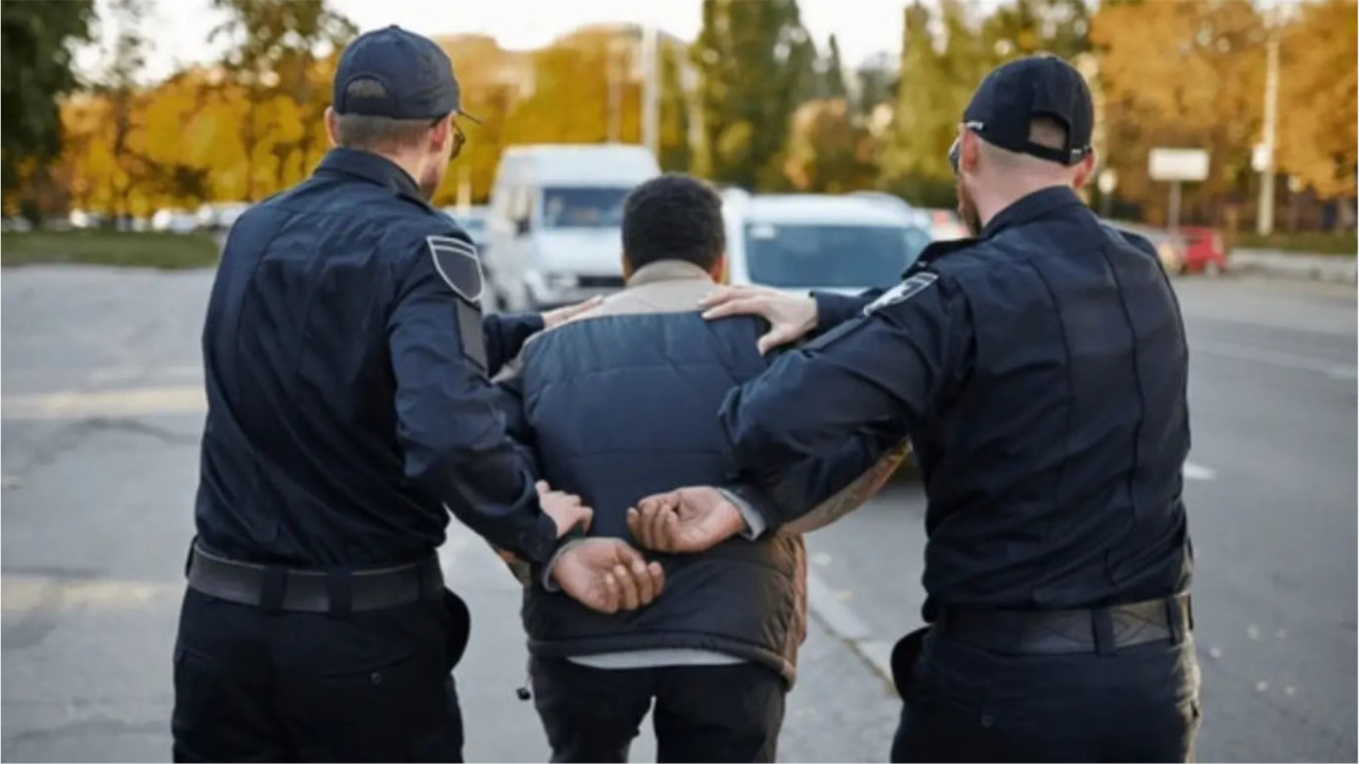 Mladić iz BiH, pijan, vrijeđao i tukao policajce prilikom uhićenja! Završio je u zatvoru u Požegi