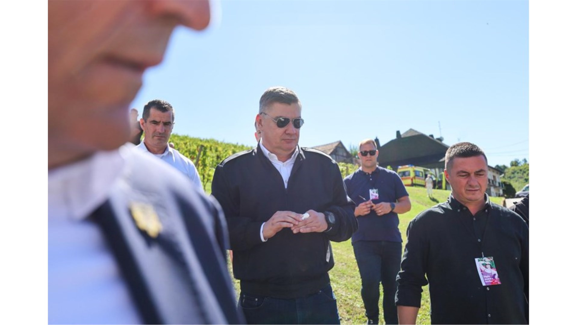 Milanović došao u berbu grožđa pa porezao prst