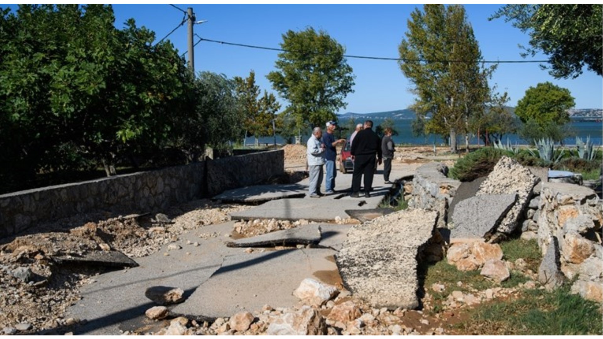 Posljedice bujica u Dalmaciji: Voda u kućama, podignut asfalt, porušena plaža... 