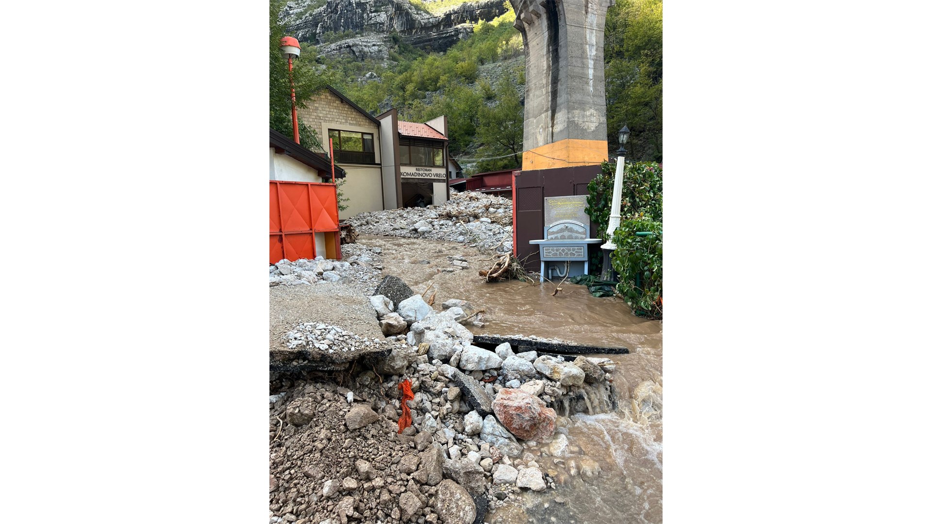 FOTO: Gruđani, Širokobriježani, Posušani i Ljubušaci pomagali ugroženom stanovništvu, uz logističku podršku Crvenog križa ZHŽ-a