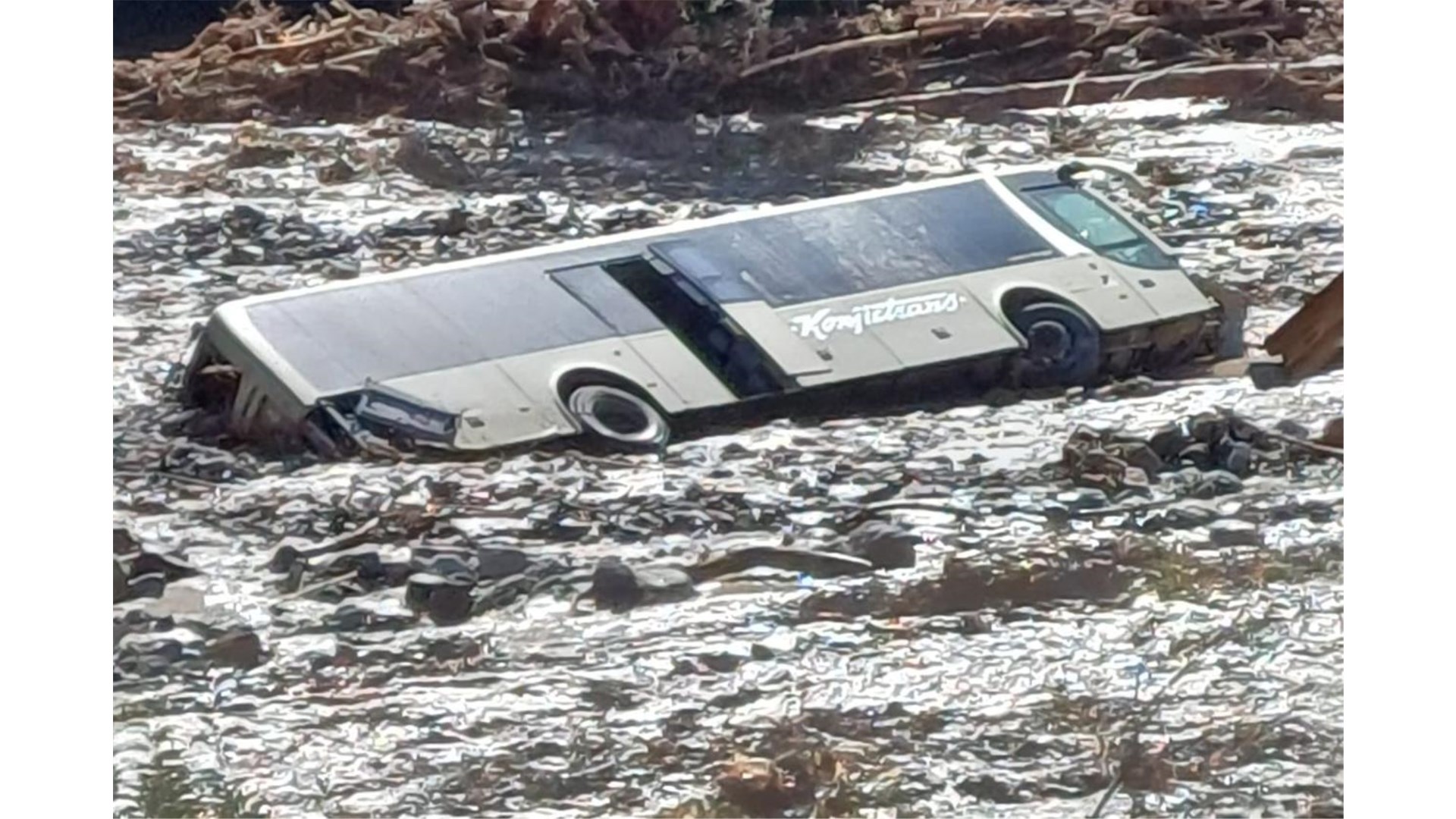 Autobus potopljen u Jablanici, kuća se odvaja od zemlje...