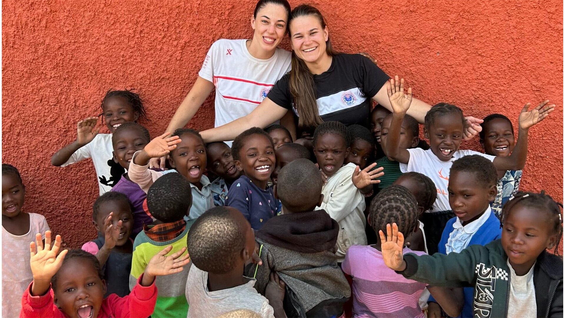 Djevojke iz Hercegovine u misiji u Africi! Volonterki Mariji Zorki Vasilj pridružile se Monika, Ivona, Anita, Lucija i Ivana. Učile su djecu i rukometu