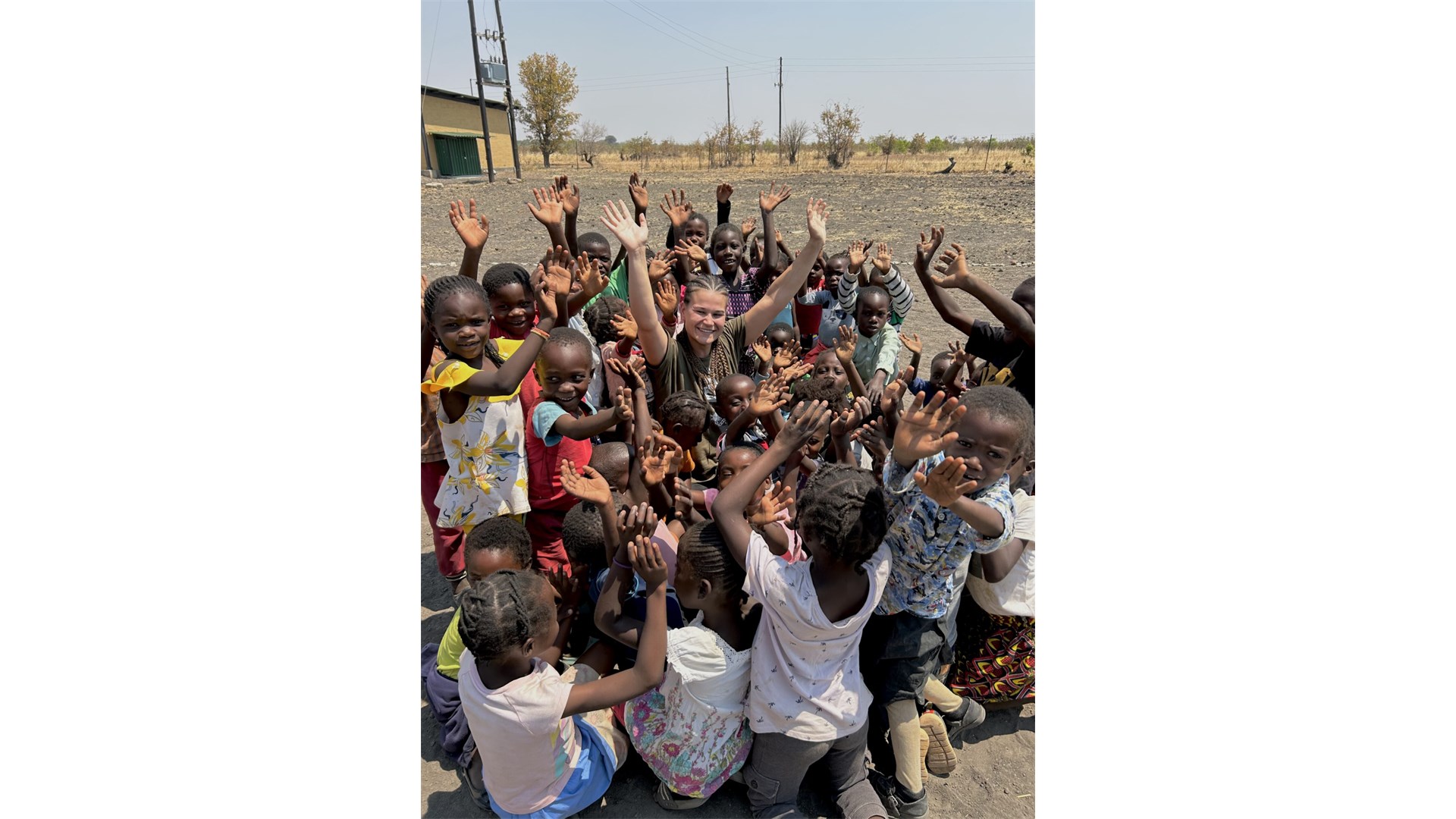 Djevojke iz Hercegovine u misiji u Africi! Volonterki Mariji Zorki Vasilj pridružile se Monika, Ivona, Anita, Lucija i Ivana. Učile su djecu i rukometu