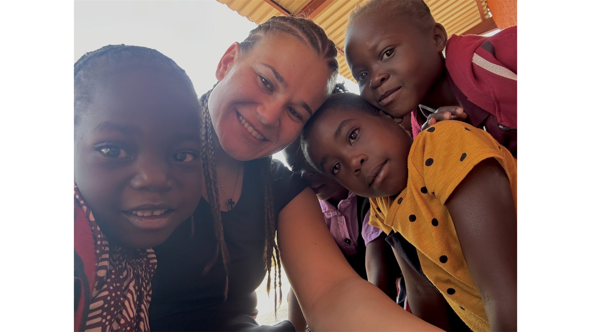Djevojke iz Hercegovine u misiji u Africi! Volonterki Mariji Zorki Vasilj pridružile se Monika, Ivona, Anita, Lucija i Ivana. Učile su djecu i rukometu