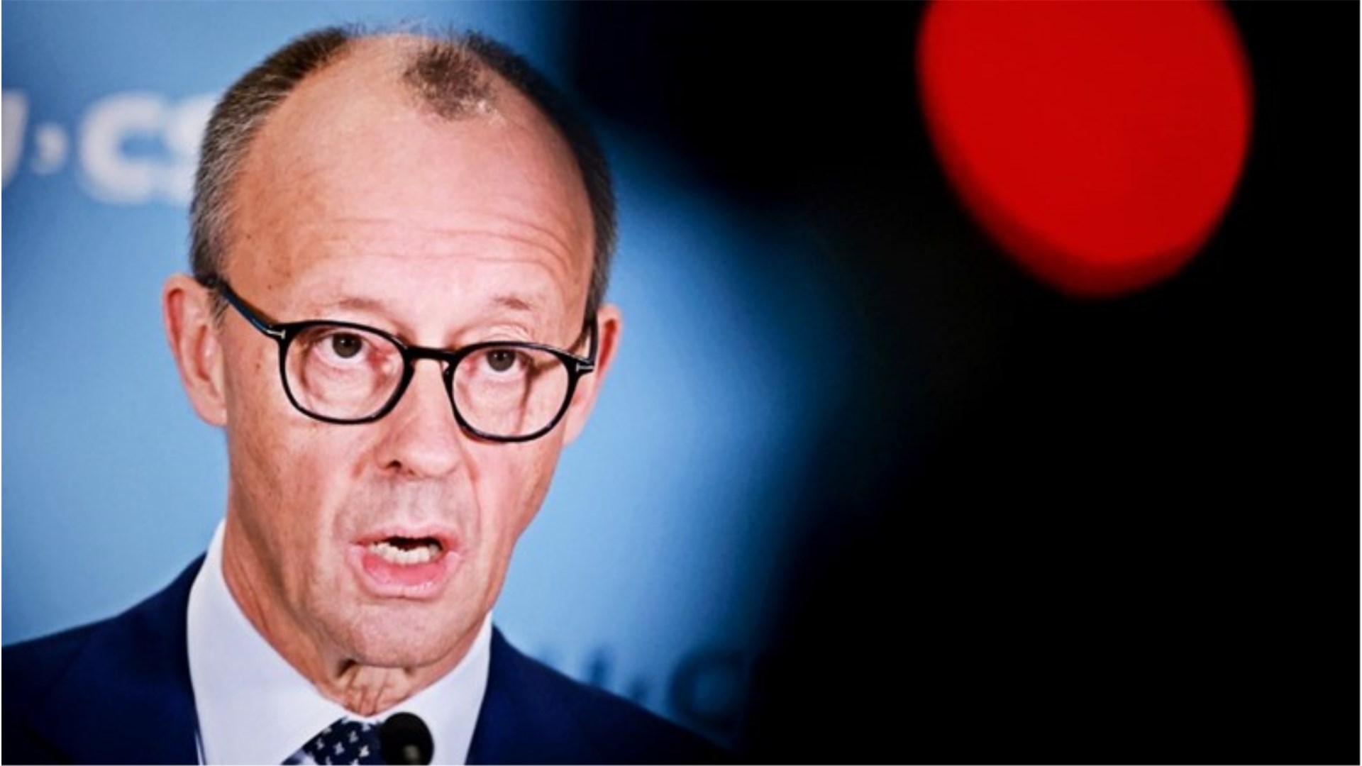  Bori se protiv ilegalnih migracija, podupire Ukrajinu, zarađuje milijune i vozi avione! Je li ovo novi NJEMAČKI kancelar?