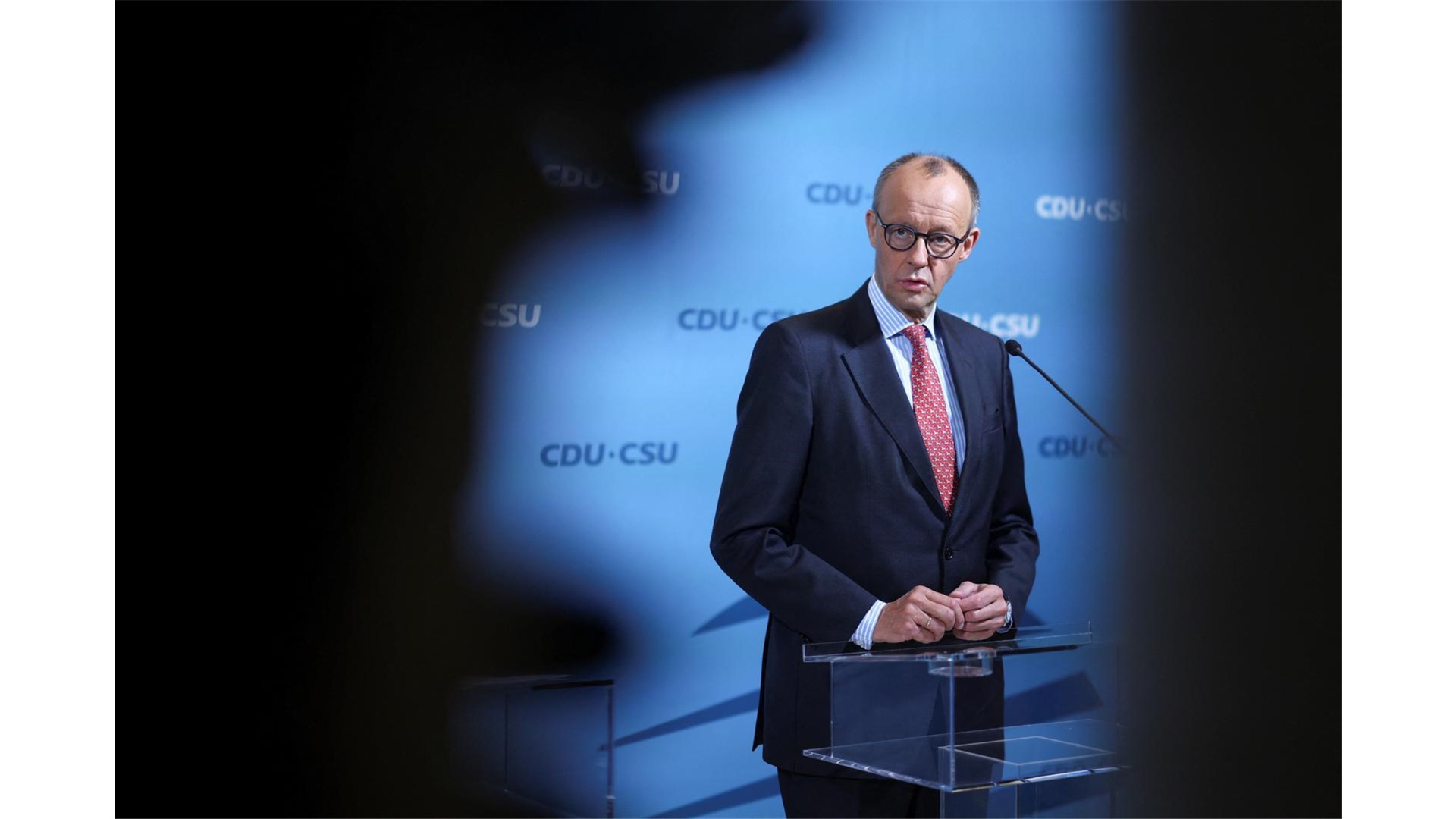  Bori se protiv ilegalnih migracija, podupire Ukrajinu, zarađuje milijune i vozi avione! Je li ovo novi NJEMAČKI kancelar?