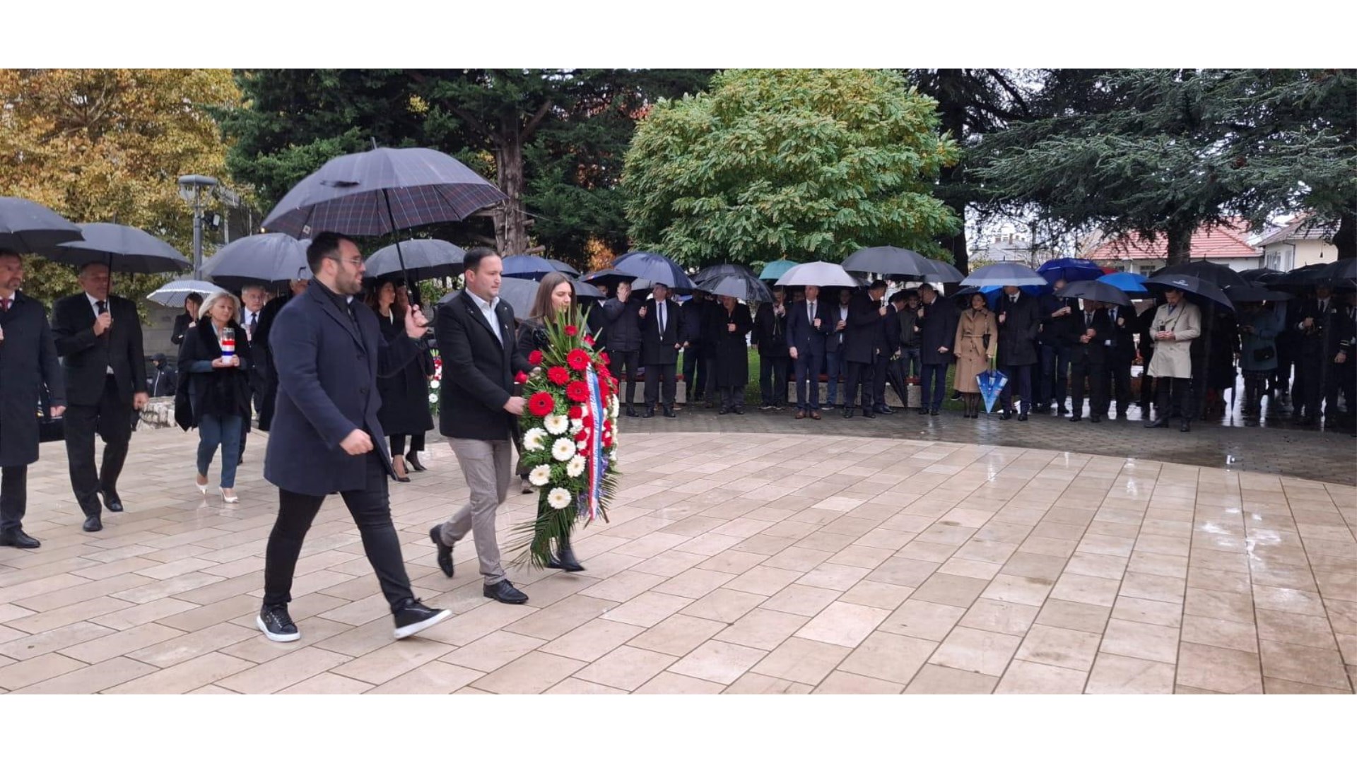 FOTO: Političko vodstvo Hrvata u BiH okupilo se u Grudama, u tijeku je svečana sjednica