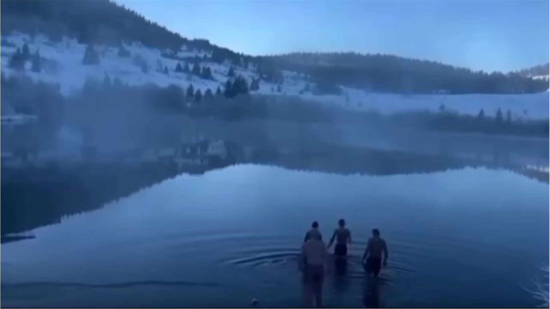 VIDEO: Hrabro zaplivali u Kukavičkom jezeru! Ušli u vodu na - 10, a Kupres sav u snijegu bijelom