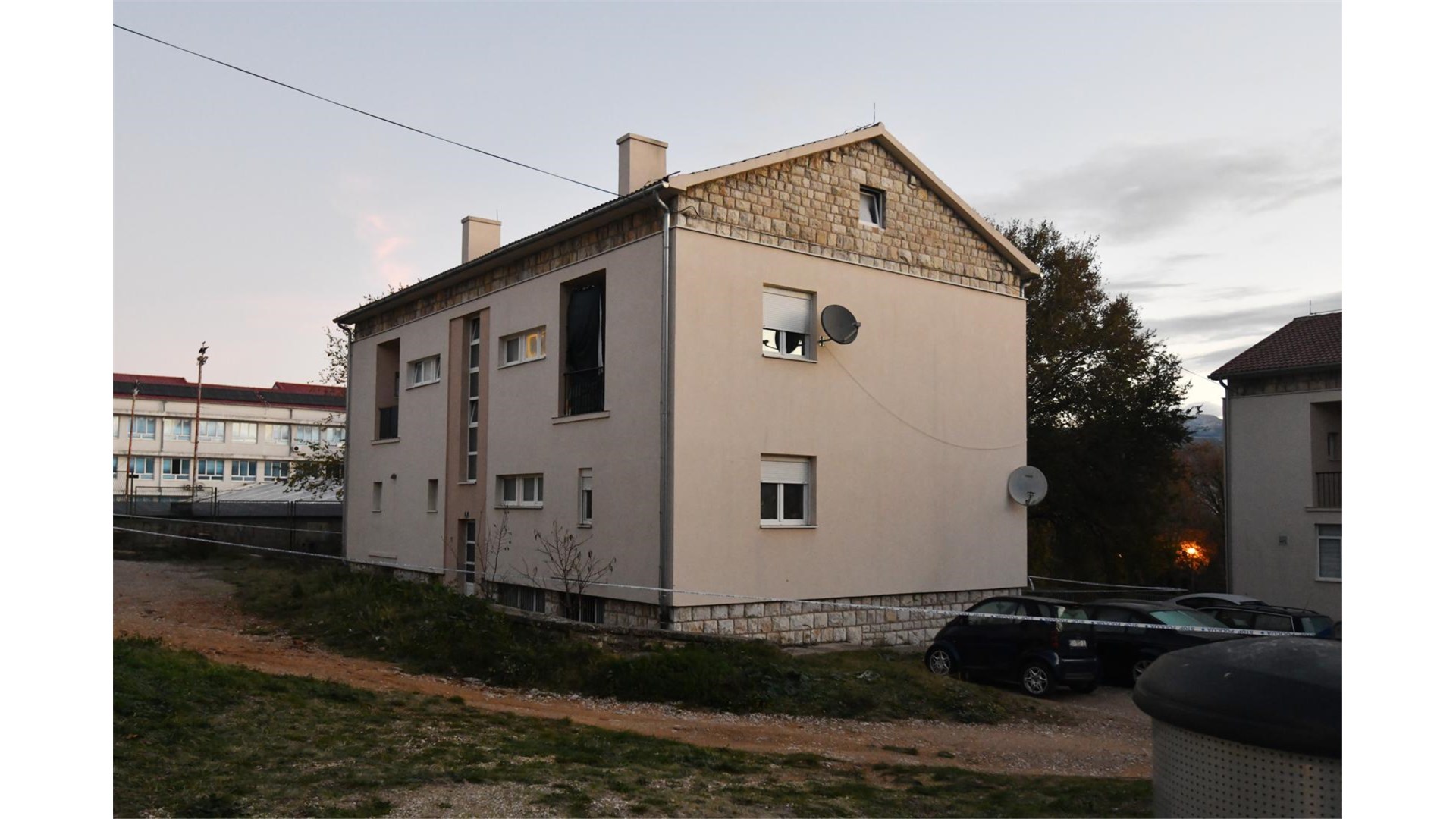 U Kninu stradali mladi ljudi, u podrumu ove zgrade održavala se zabava