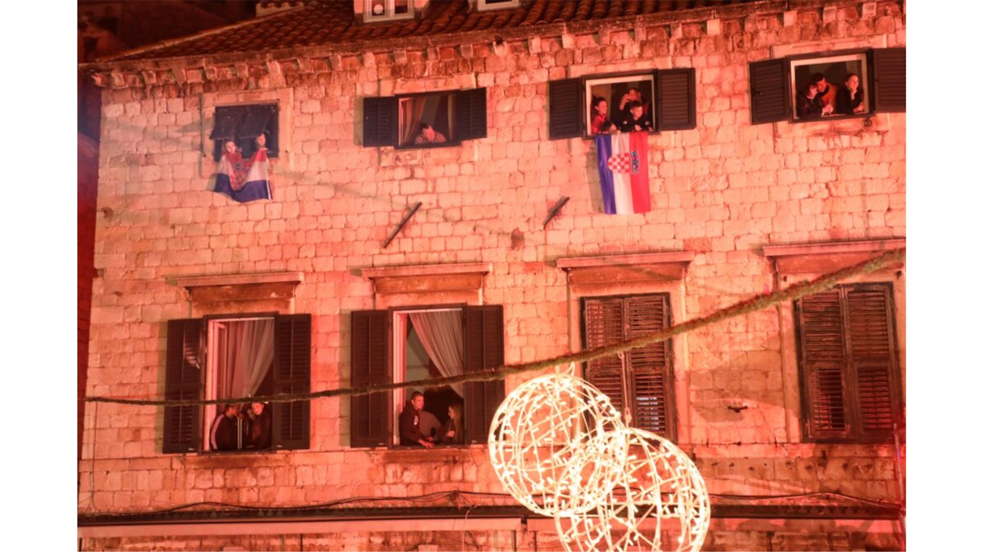 Više od 20 tisuća ljudi pjevalo s Thompsonom! 'Pitaj svaki kamen našeg grada Dubrovnika'