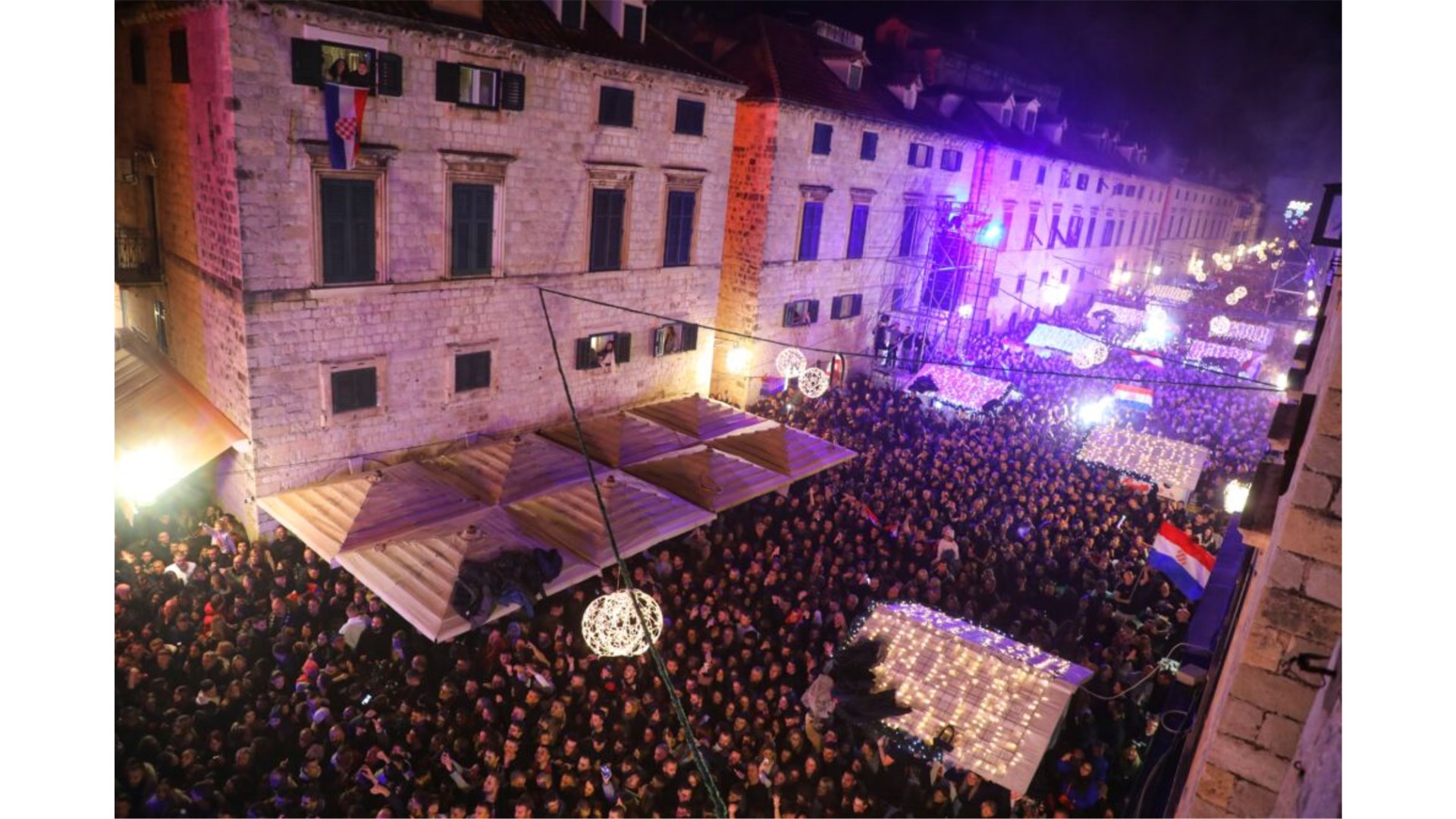 Više od 20 tisuća ljudi pjevalo s Thompsonom! 'Pitaj svaki kamen našeg grada Dubrovnika'