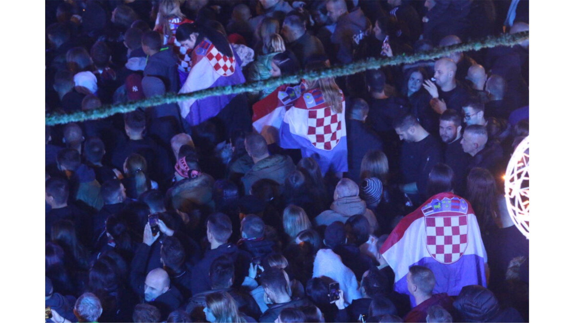 Više od 20 tisuća ljudi pjevalo s Thompsonom! 'Pitaj svaki kamen našeg grada Dubrovnika'