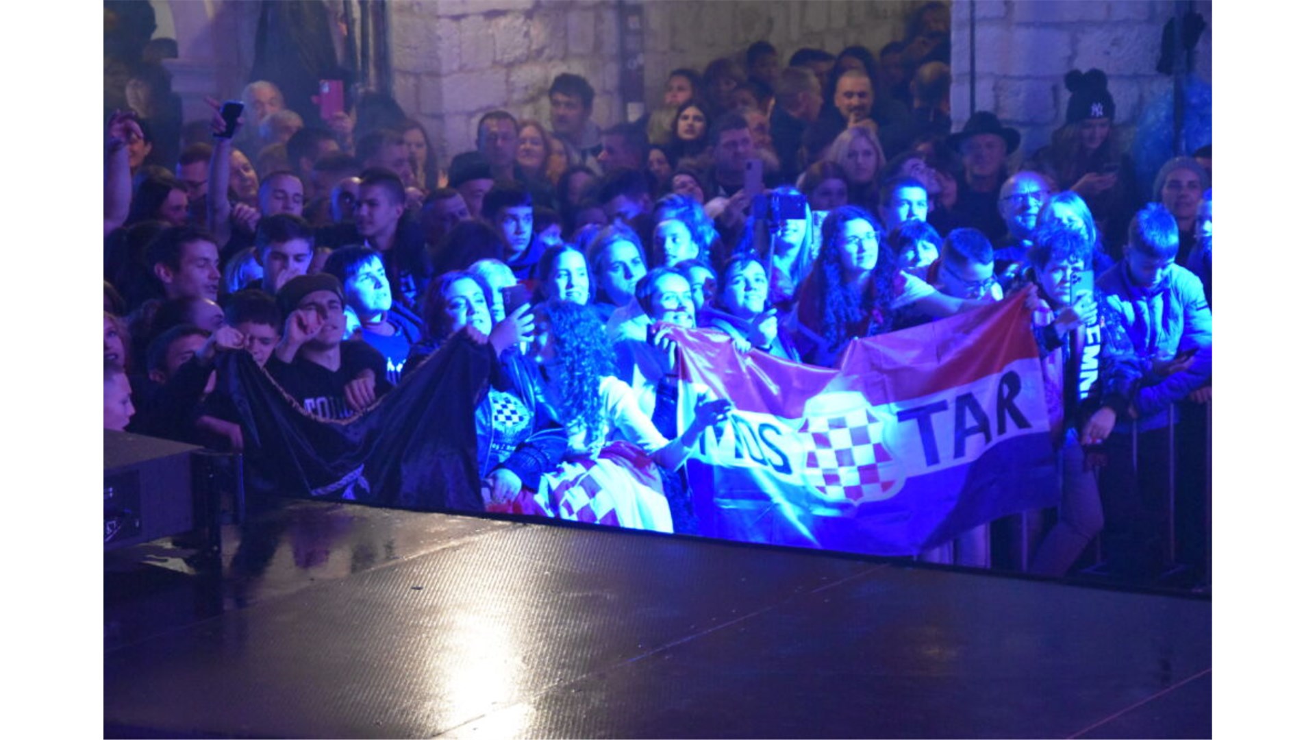 Više od 20 tisuća ljudi pjevalo s Thompsonom! 'Pitaj svaki kamen našeg grada Dubrovnika'