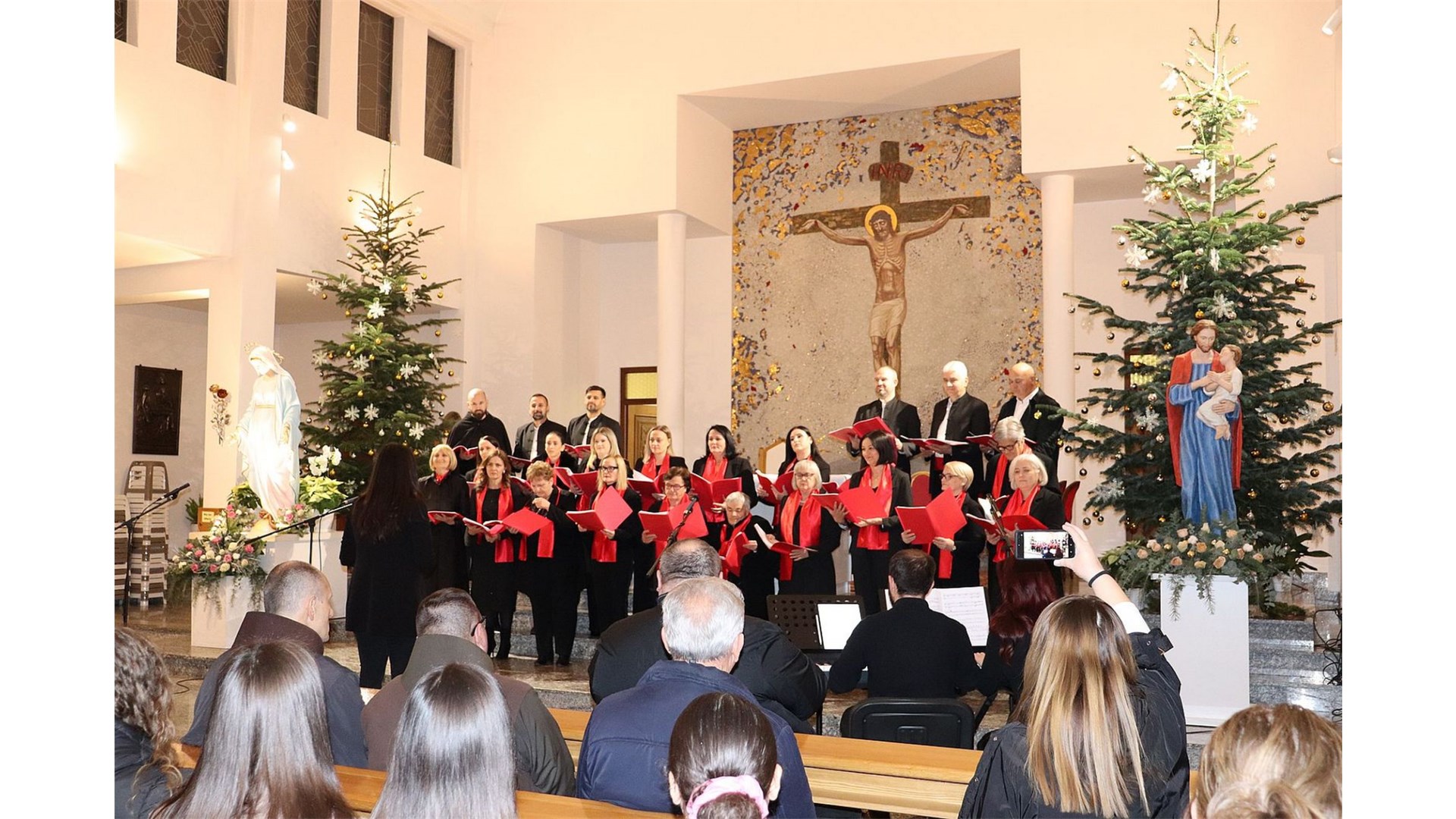 FOTO Upriličen tradicionalni adventsko - božićni koncert MH ogranak Grude ''Radujte se narodi''