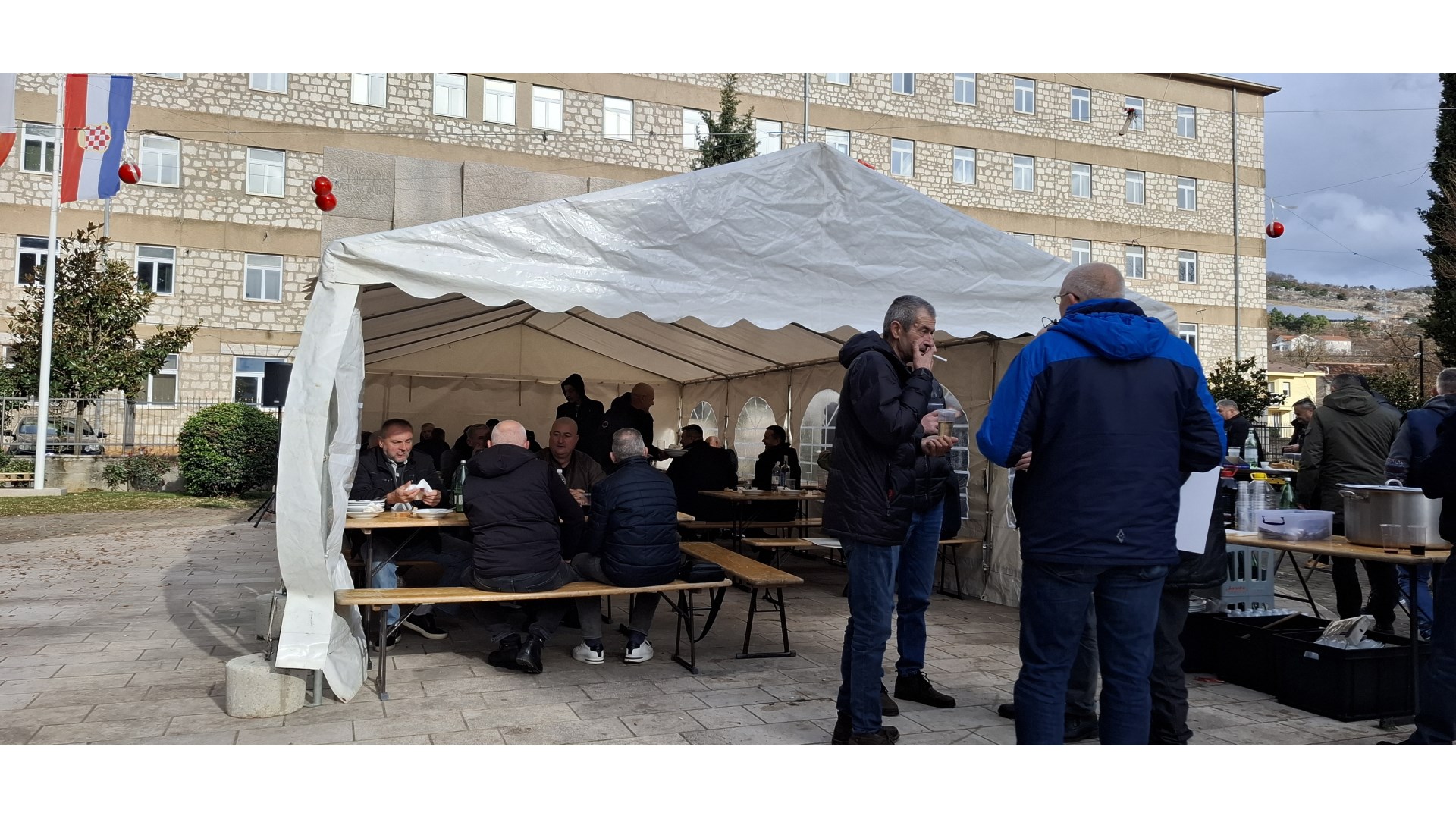 Tradicionalno druženje na Badnjak, prijatelji i u ratu i u miru zajedno FOTO