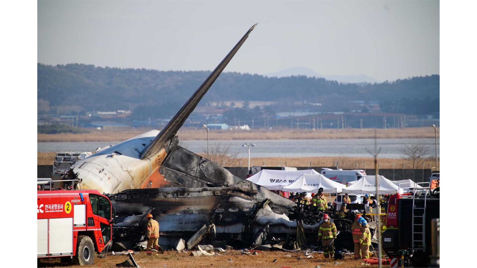 Dosad 124 poginulih u najstrašnijoj zrakoplovnoj nesreći u povijesti Južne Koreje, nakon što je avion sletio pa se zabio u zid i eksplodirao