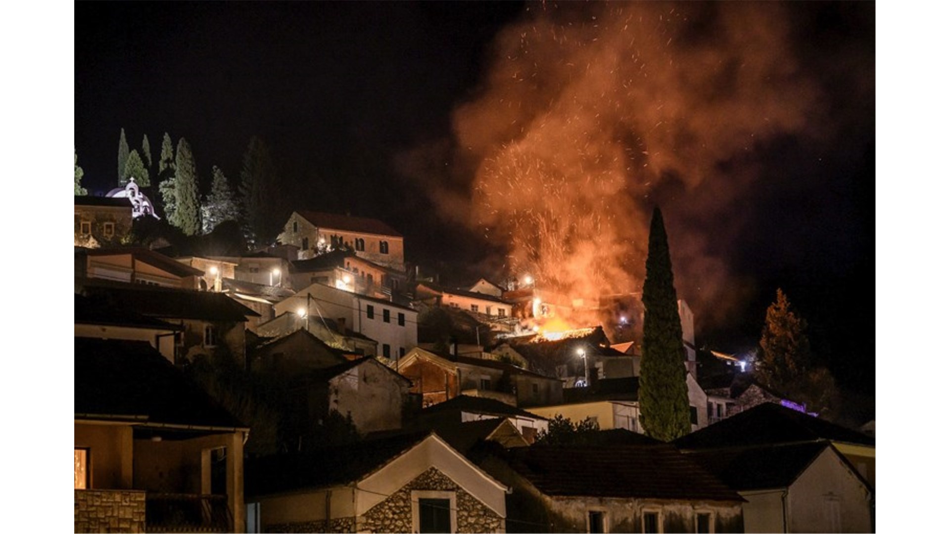 Kuća u Metkoviću izgorjela zbog nepropisno parkiranih auta