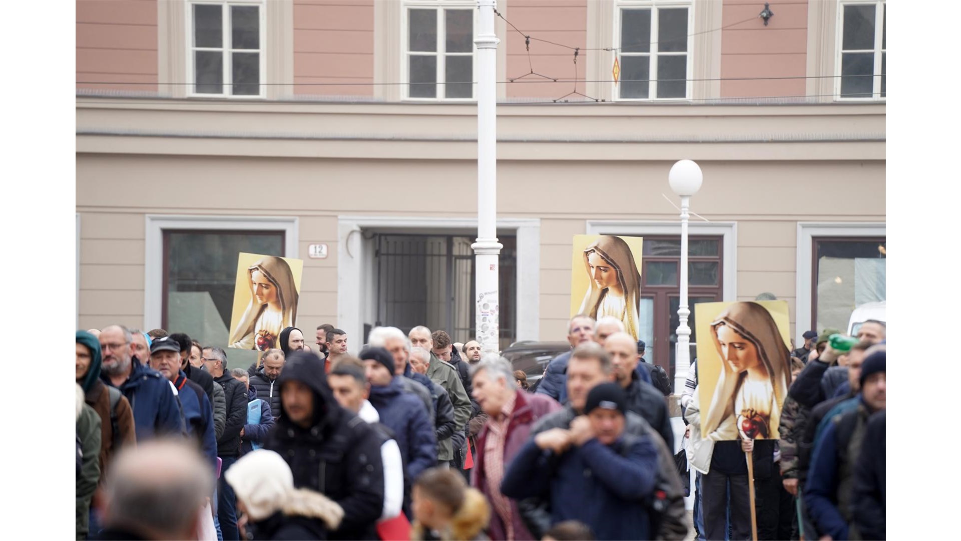 Razulareni prosvjednici napali ljude koji mole u Zagrebu