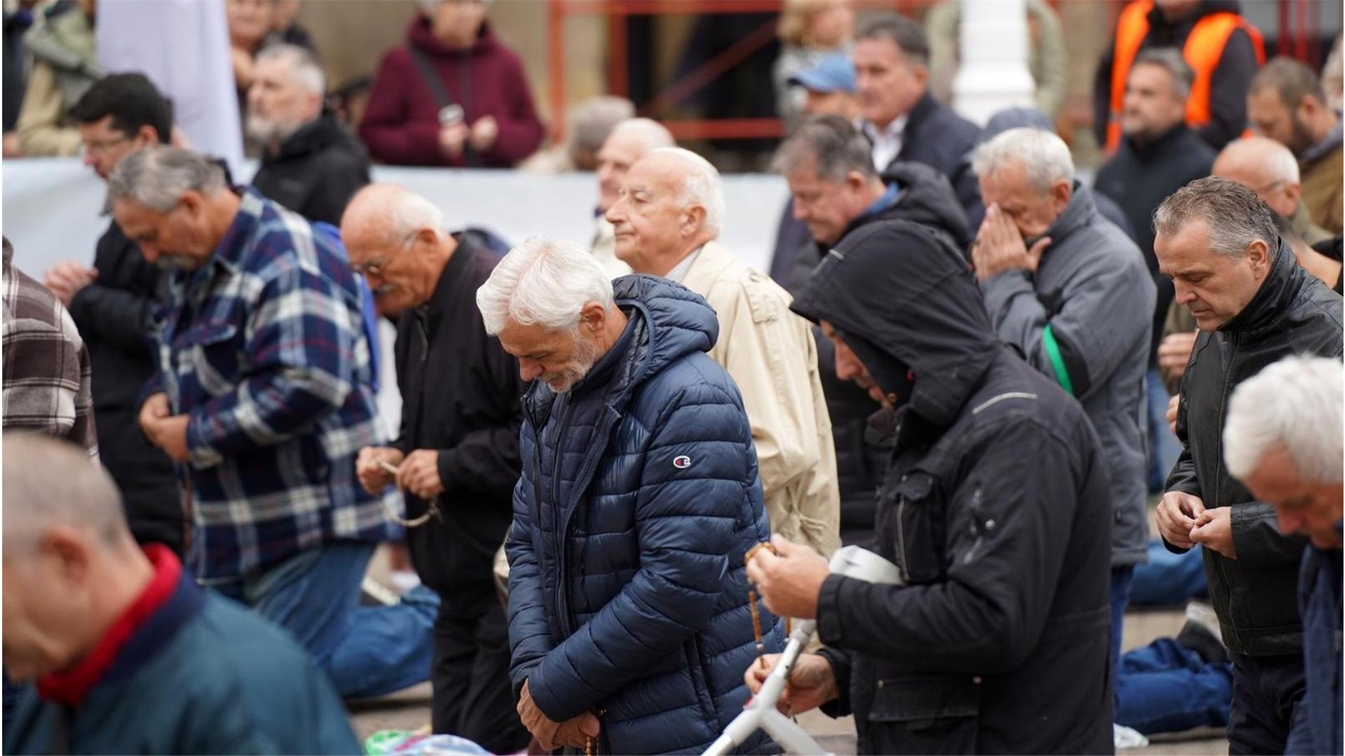 Razulareni prosvjednici napali ljude koji mole u Zagrebu