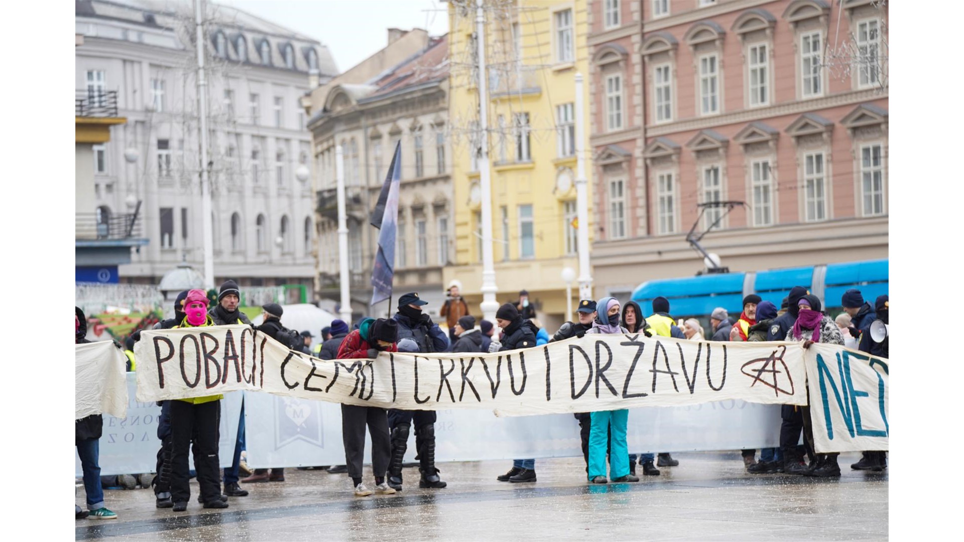 Razulareni prosvjednici napali ljude koji mole u Zagrebu