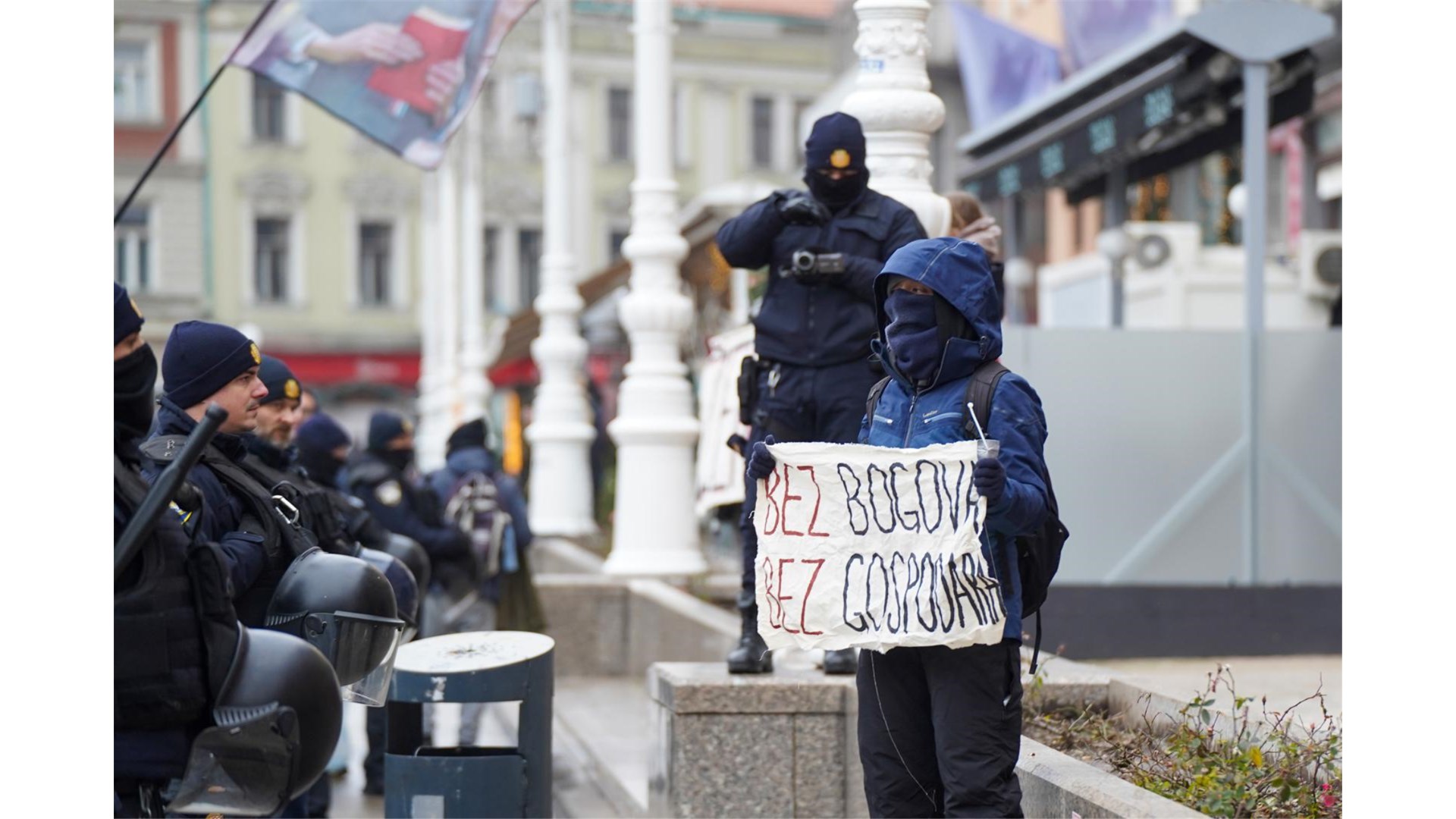 Razulareni prosvjednici napali ljude koji mole u Zagrebu