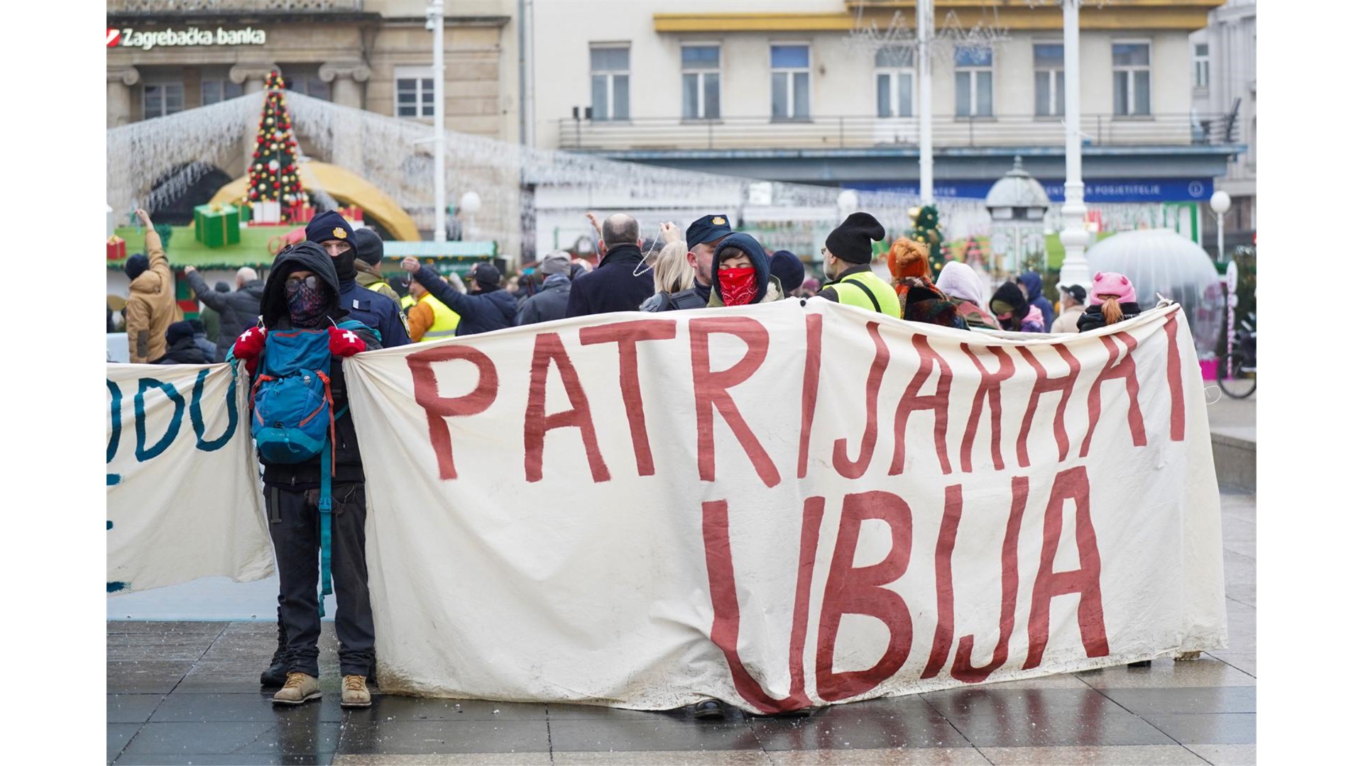 Razulareni prosvjednici napali ljude koji mole u Zagrebu
