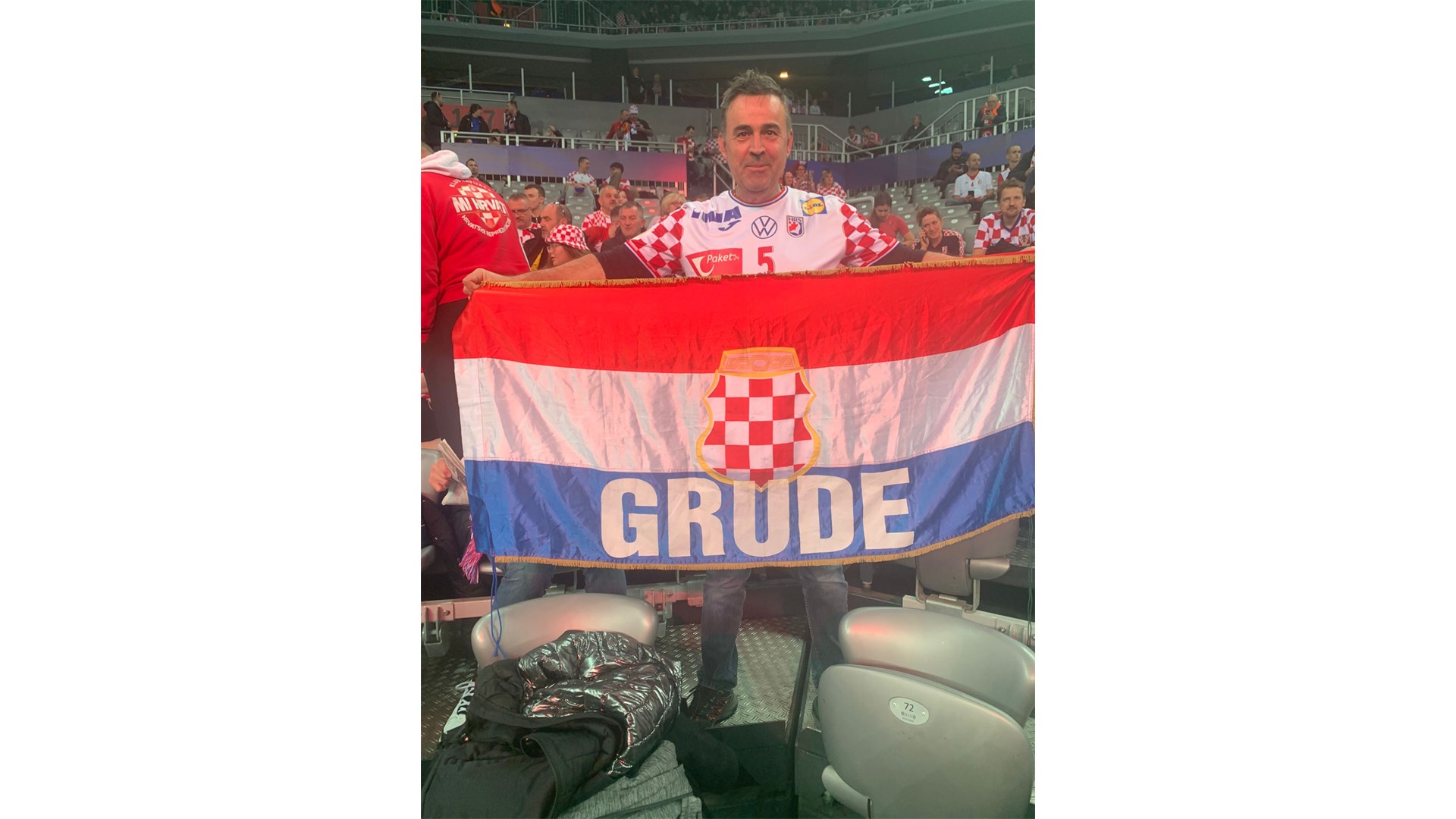 FOTO: U pobjedi Hrvatske isticale se zastave Gruda, Imotskog... i poseban transparent kapetanu Duvnjaku