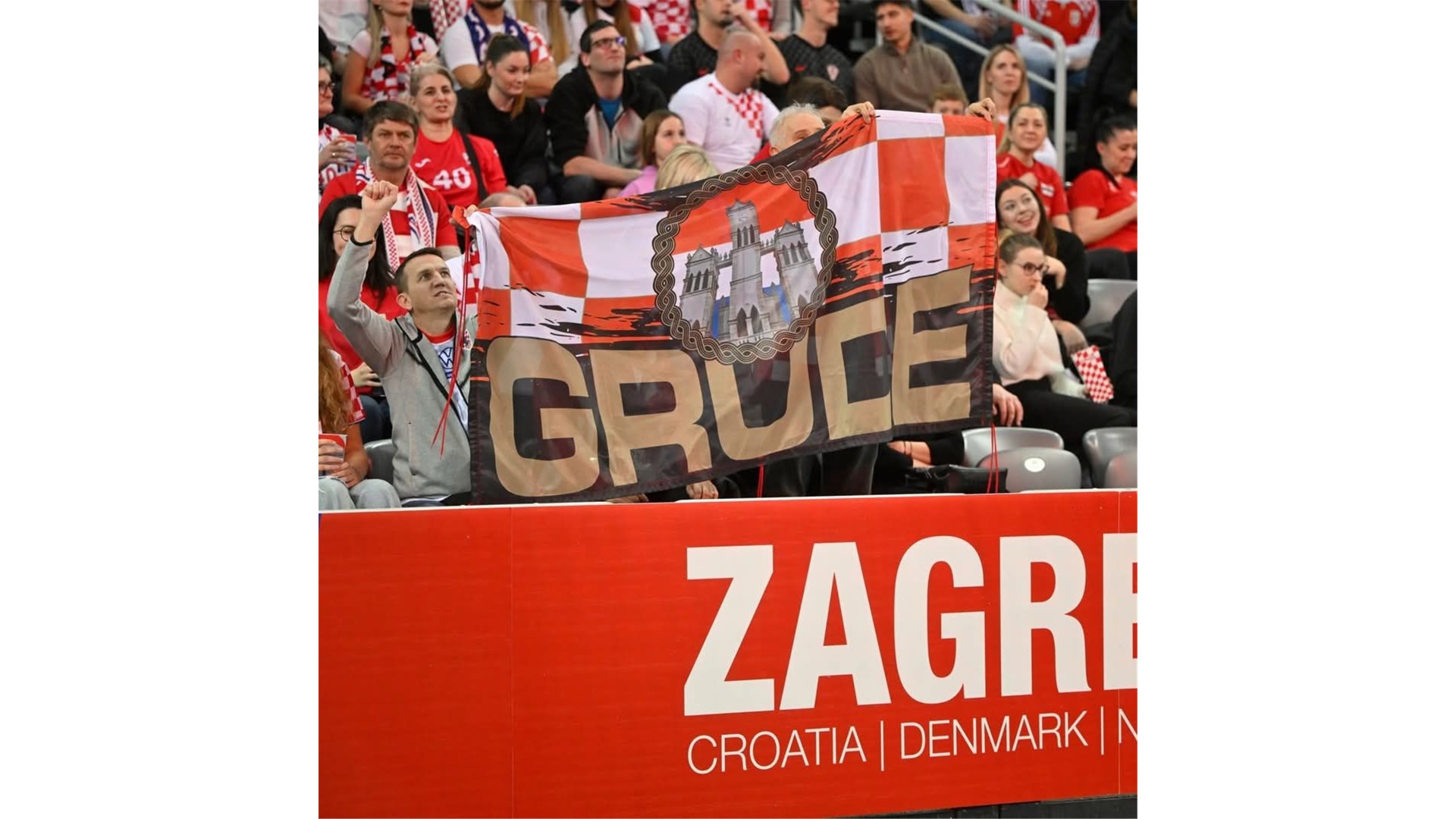 FOTO: U pobjedi Hrvatske isticale se zastave Gruda, Imotskog... i poseban transparent kapetanu Duvnjaku