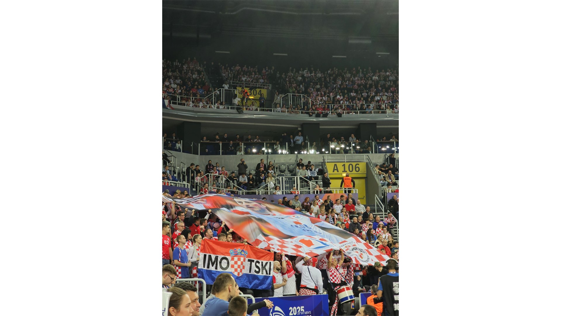 FOTO: U pobjedi Hrvatske isticale se zastave Gruda, Imotskog... i poseban transparent kapetanu Duvnjaku