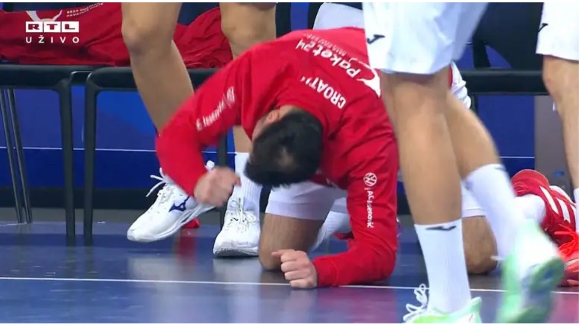 Zapamtite ovu sliku! Kapetan Duvnjak udara šakom o pod, burno slavi Kuzmanovićevu obranu!