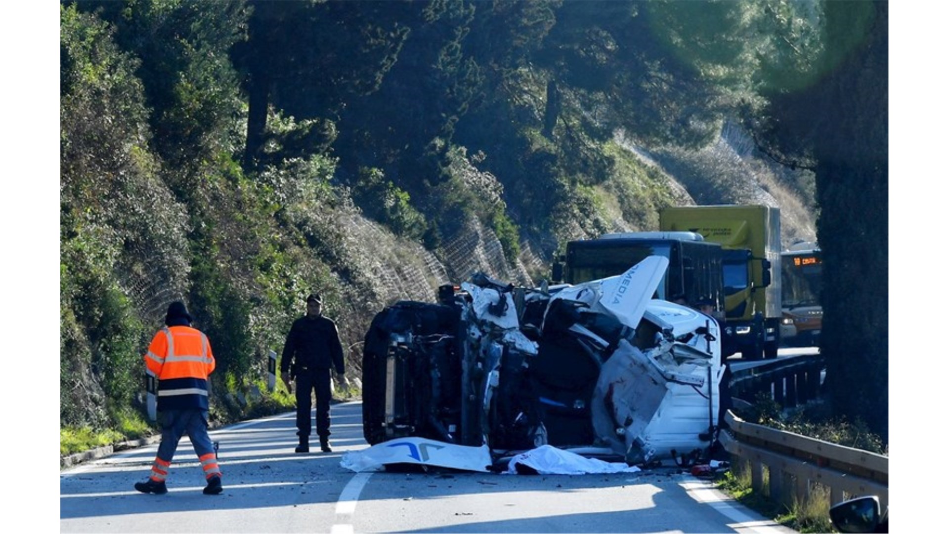Dubrovnik: Velika stijena pala na kombi, čovjek na mjestu poginuo