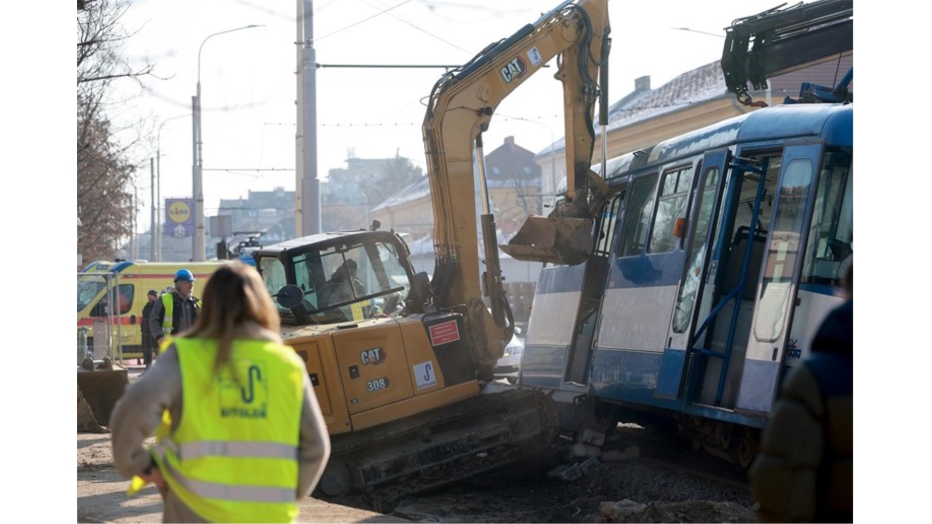  Bager u Osijeku udario u tramvaj, nagnuo ga. Ima ozlijeđenih 