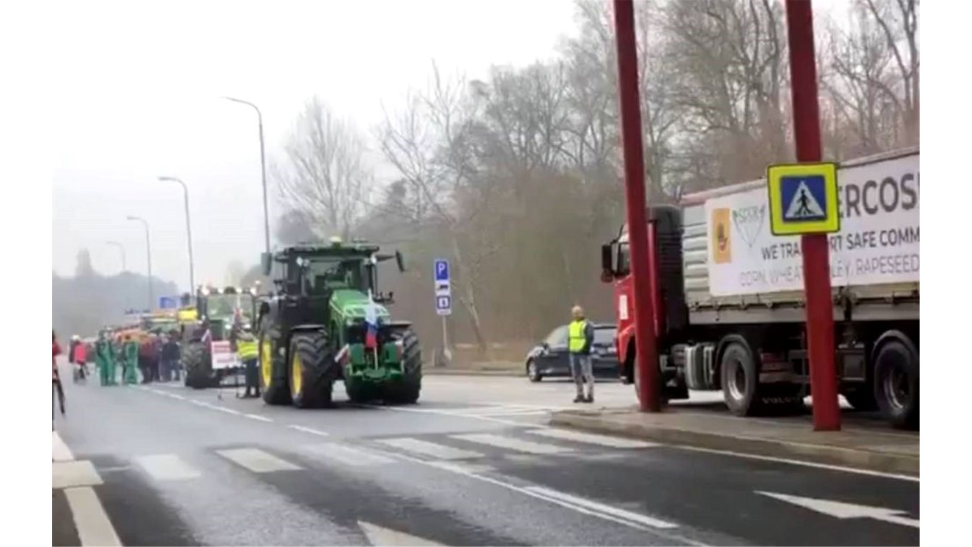 VIDEO Češki i slovački poljoprivrednici blokirali granični prijelaz zbog uvoza