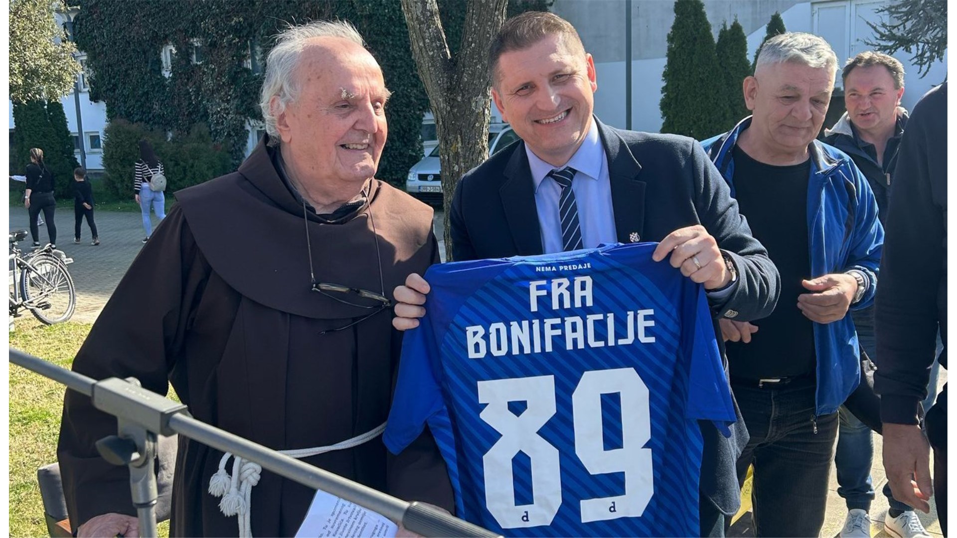 Hercegovačkom fratru Dinamov dres na dar! Fra Bonifacije Barbarić bio u zatvoru zbog rečenice: Pođite u miru i danas navijajte za Dinamo!