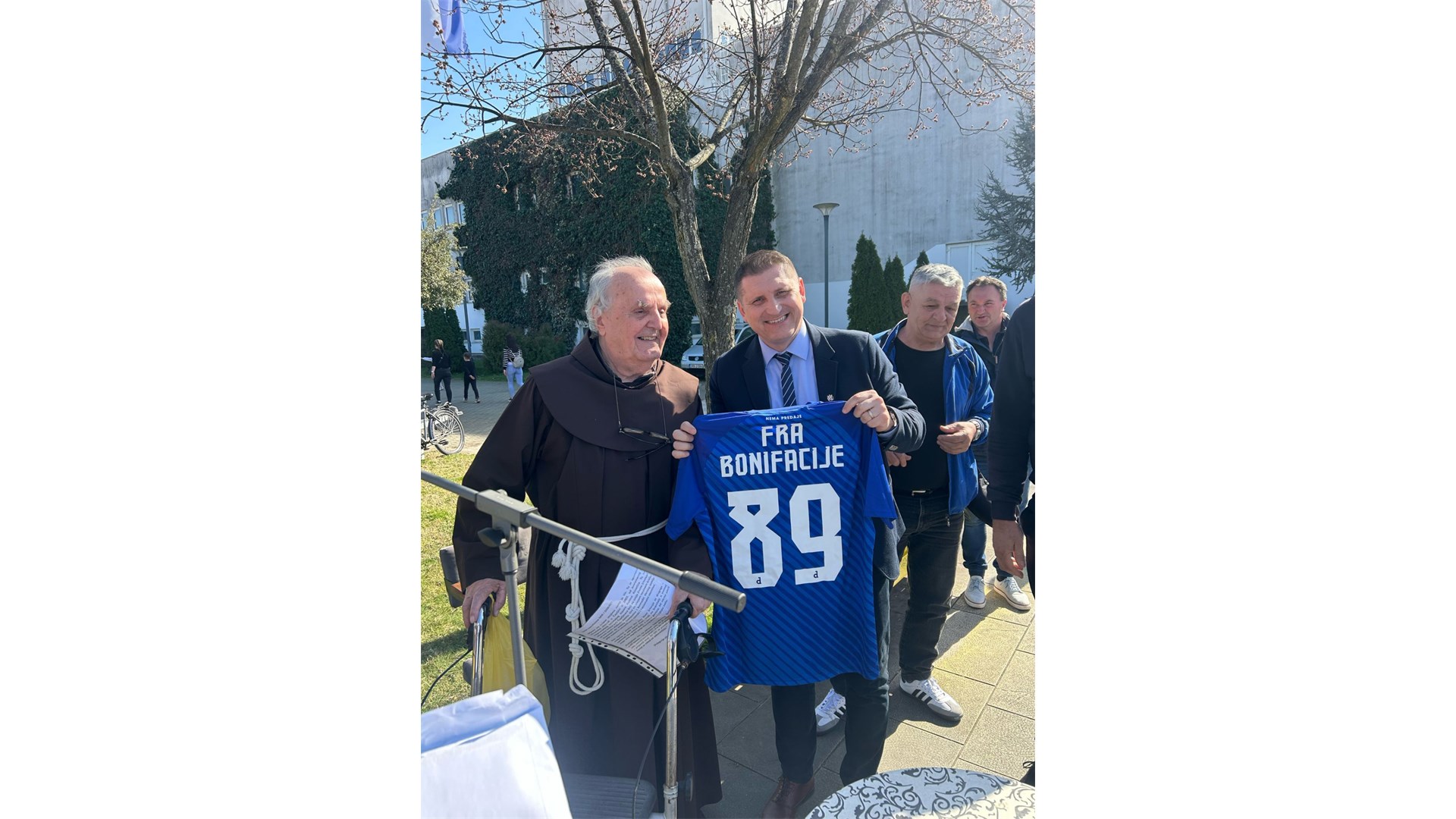 Hercegovačkom fratru Dinamov dres na dar! Fra Bonifacije Barbarić bio u zatvoru zbog rečenice: Pođite u miru i danas navijajte za Dinamo!